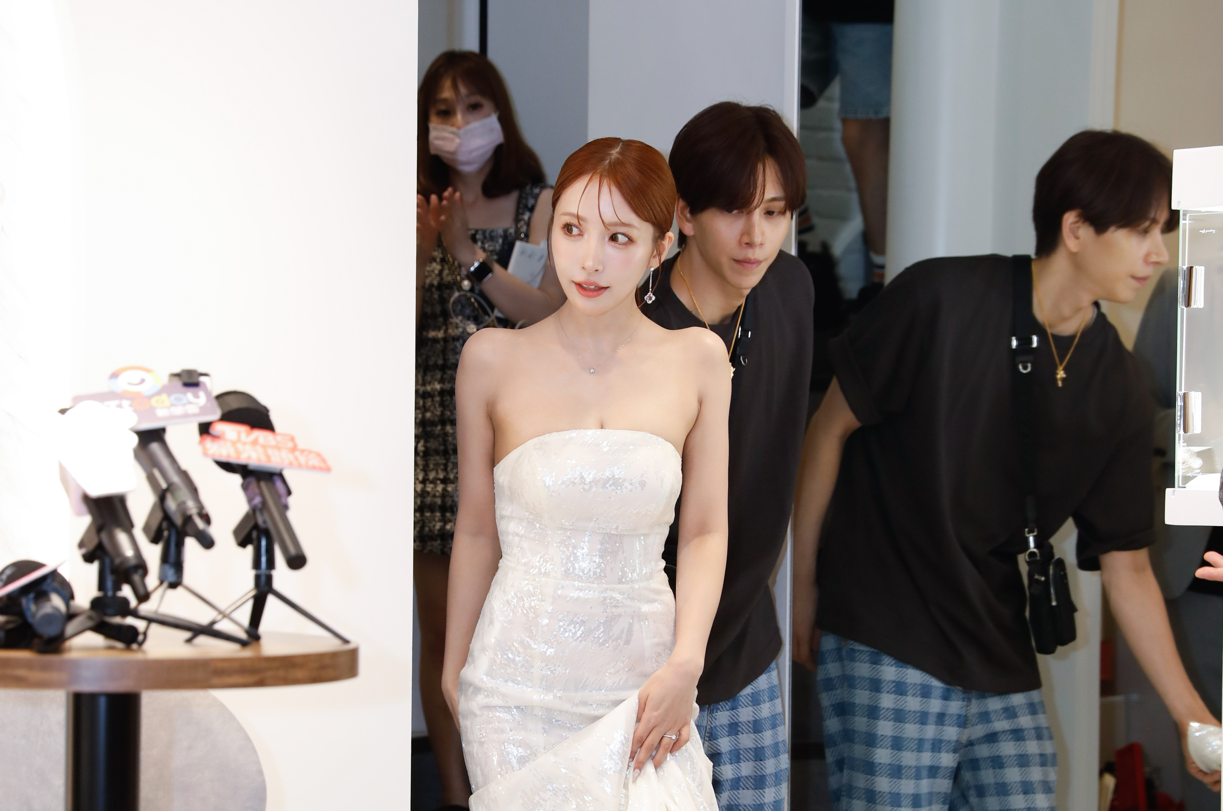 三上悠亞身旁的經紀人Kouhei引起網友高度關心。