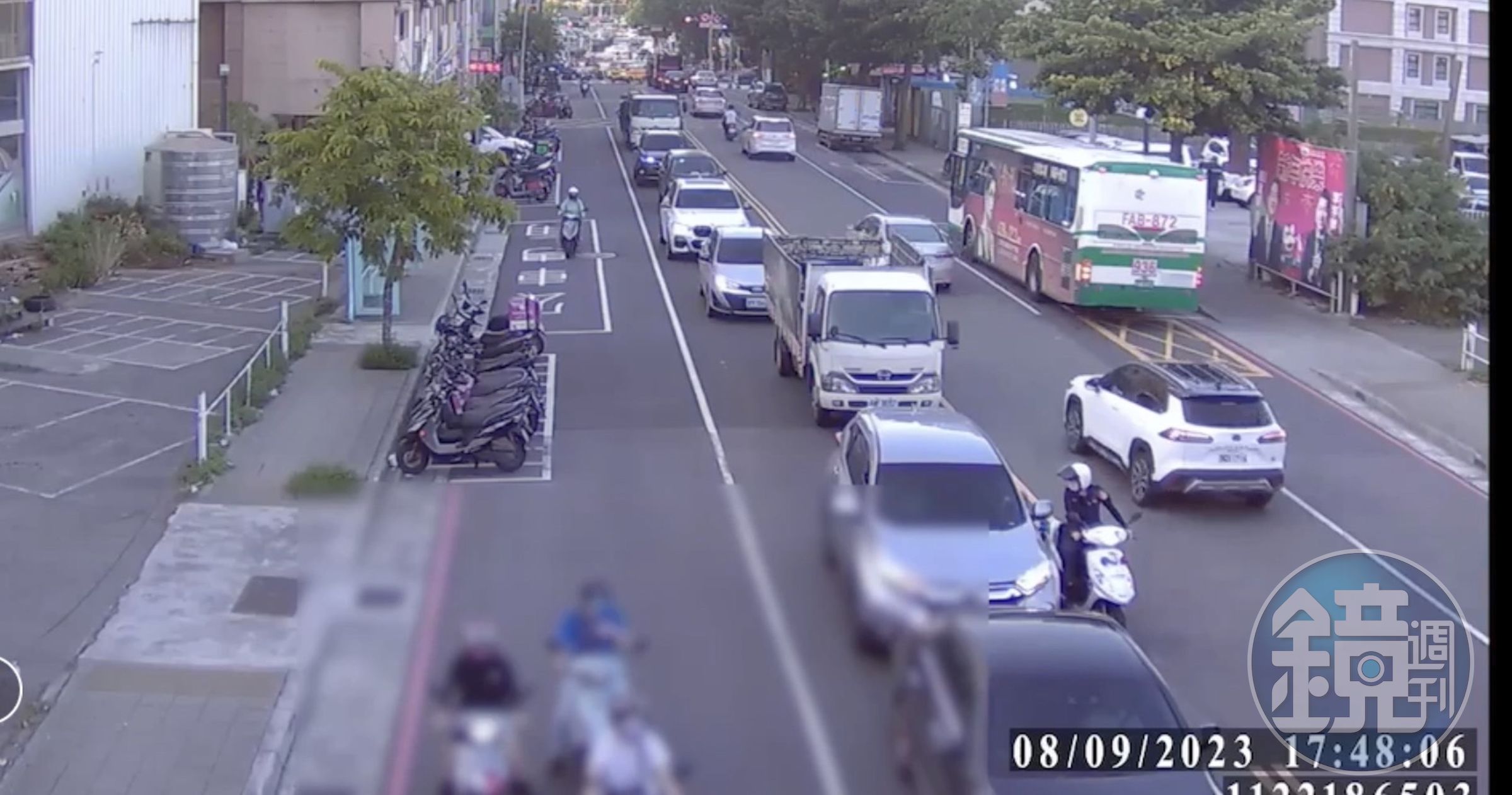 急載老父就醫的陳婦困在車陣中，緊急向行經的巡邏員警求助。（翻攝畫面）