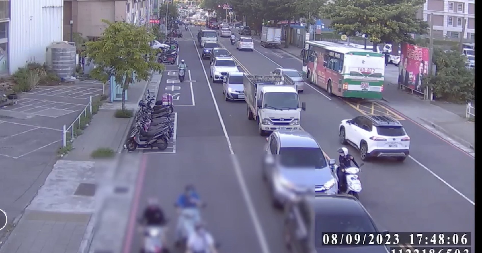 急載老父就醫的陳婦困在車陣中，緊急向行經的巡邏員警求助。（翻攝畫面）