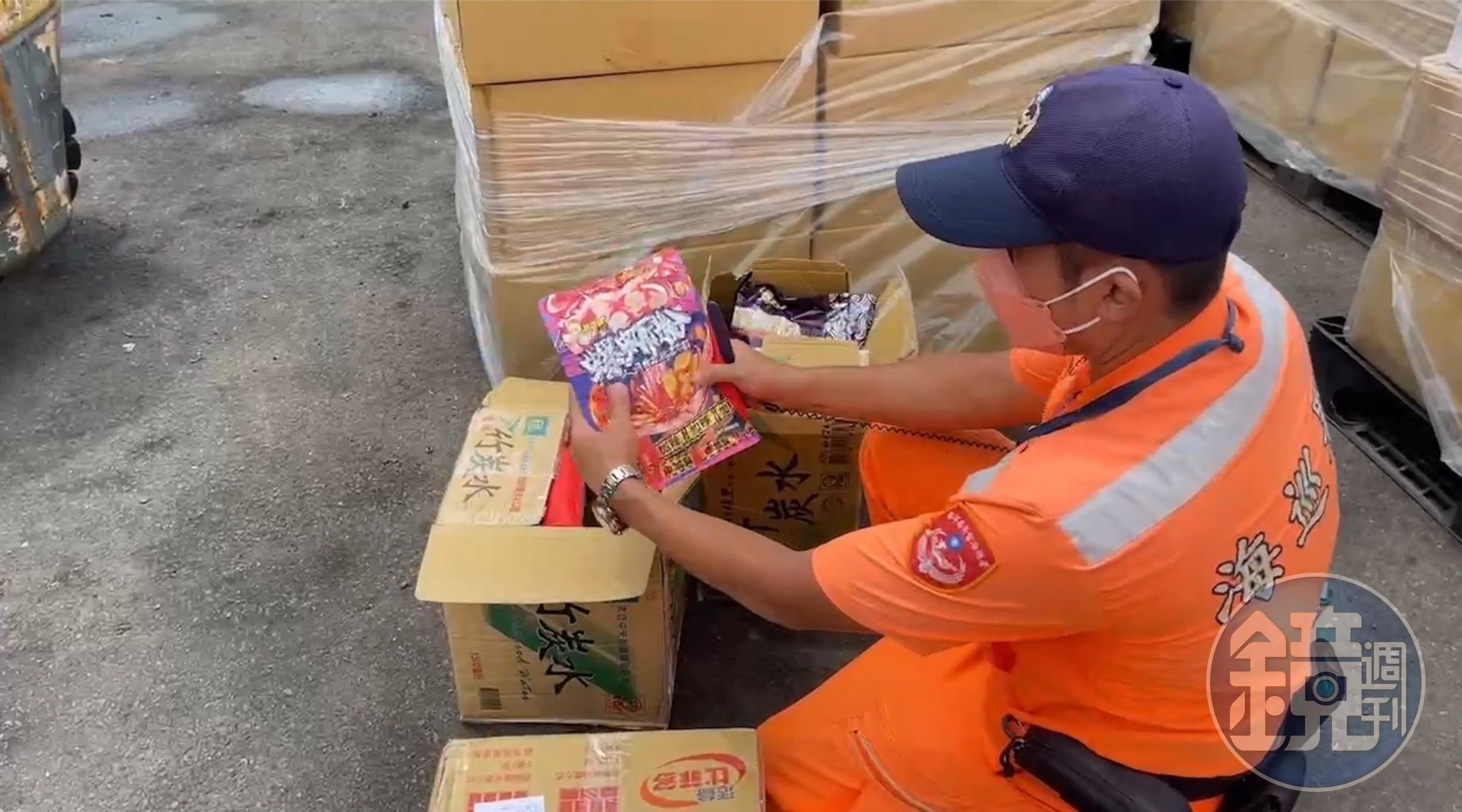 海巡署金馬澎分署第九岸巡隊料羅安檢所，查獲非法走私中國螺螄粉。（海巡署提供）