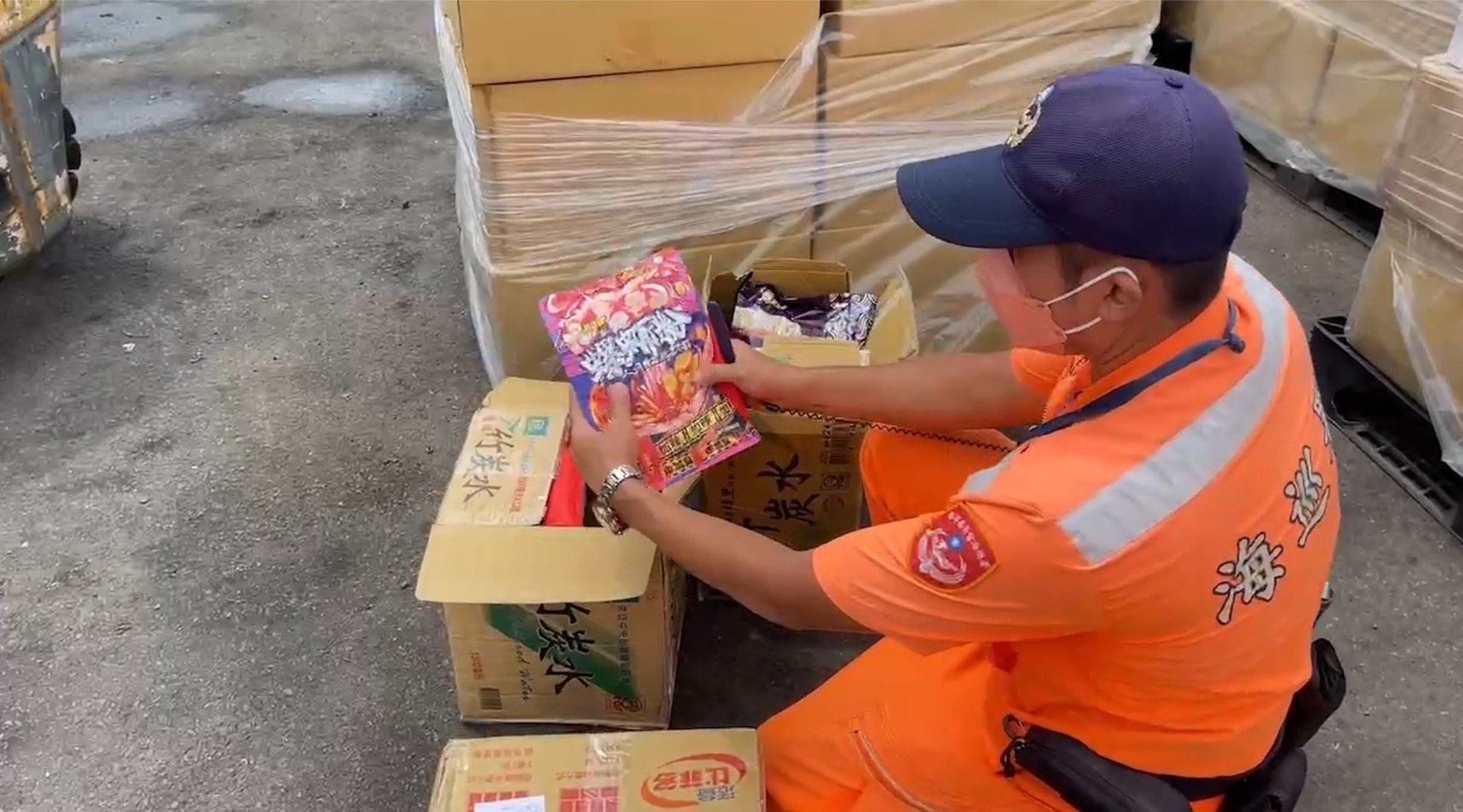 海巡署金馬澎分署第九岸巡隊料羅安檢所，查獲非法走私中國螺螄粉。（海巡署提供）