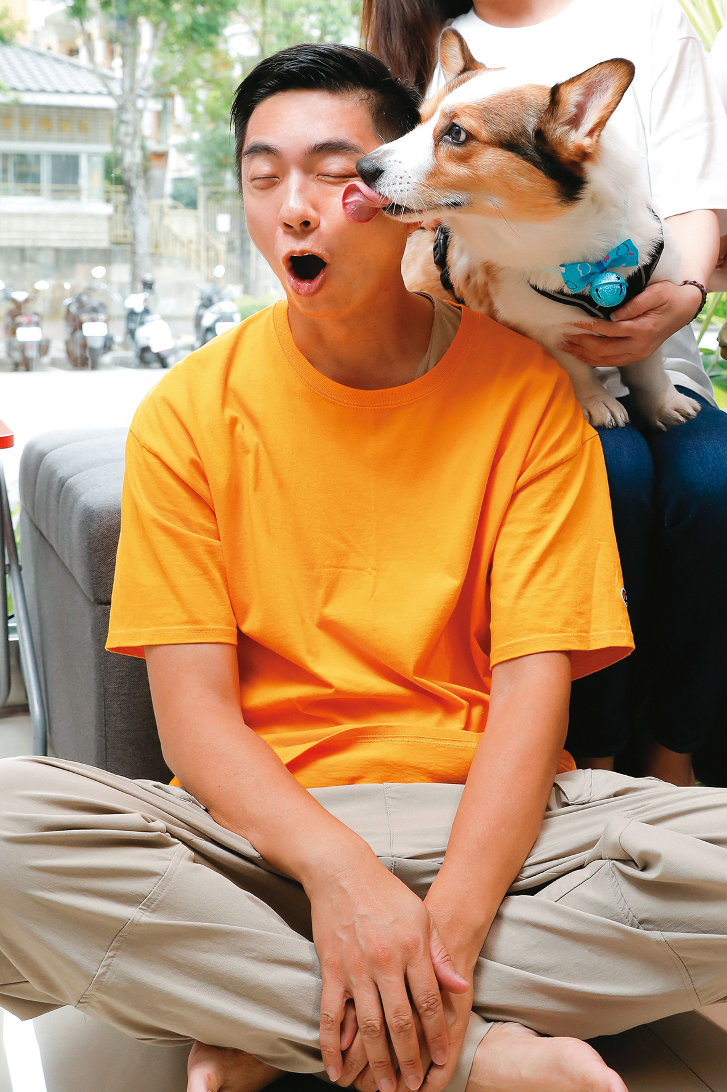 柯基犬小王子今年7歲，一看到熊爸就非常熱情，親個不停。