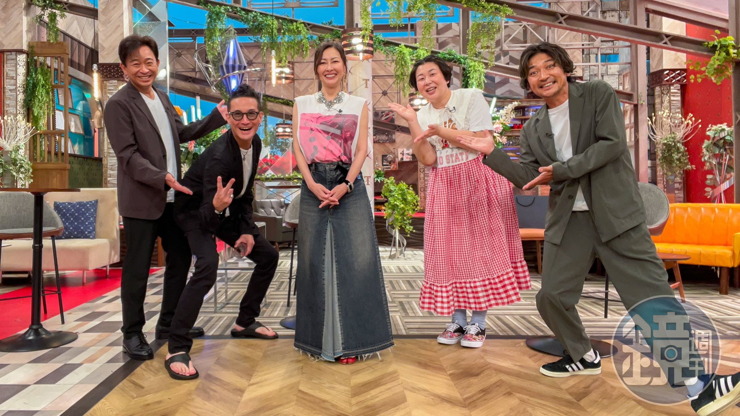 中山美穗(中)睽違5年上東京小子節目,粉絲松岡昌宏(左二)多次緊張到不敢直視她。(翻攝自富士電視台)