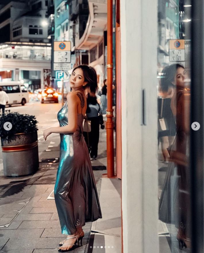 蕾菈在香港街頭拍美照。（翻攝自蕾菈IG）