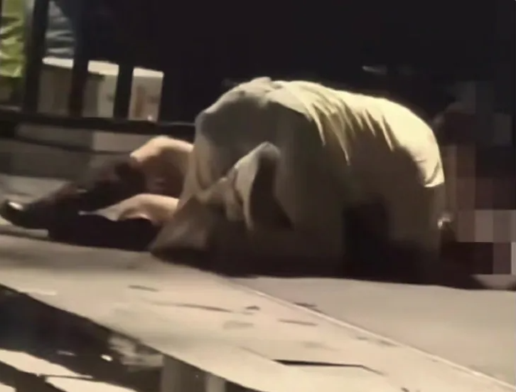 微博近日流傳1部女子在路邊遭男子撿屍的影片，經警方調查才發現2人為情侶關係。（翻攝自微博）