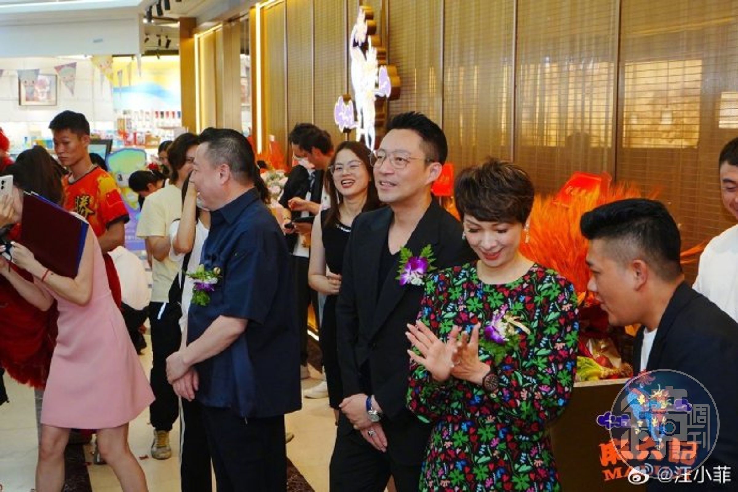汪小菲和母親張蘭合體，慶祝麻六記廣東店開幕。（翻攝汪小菲微博）