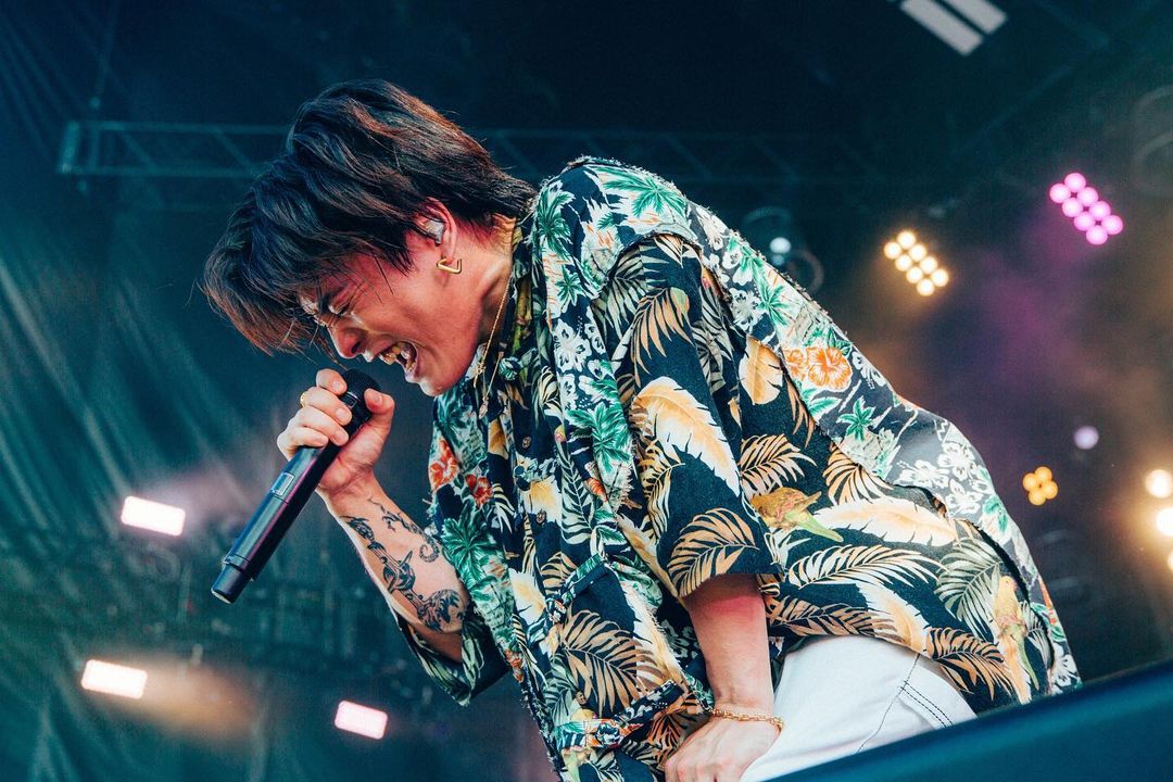 日本創作歌手優里登上「ROCK IN JAPAN FESTIVAL 2023」演唱，竟因為唱太好遭疑對嘴。（翻攝自優里Instagram）