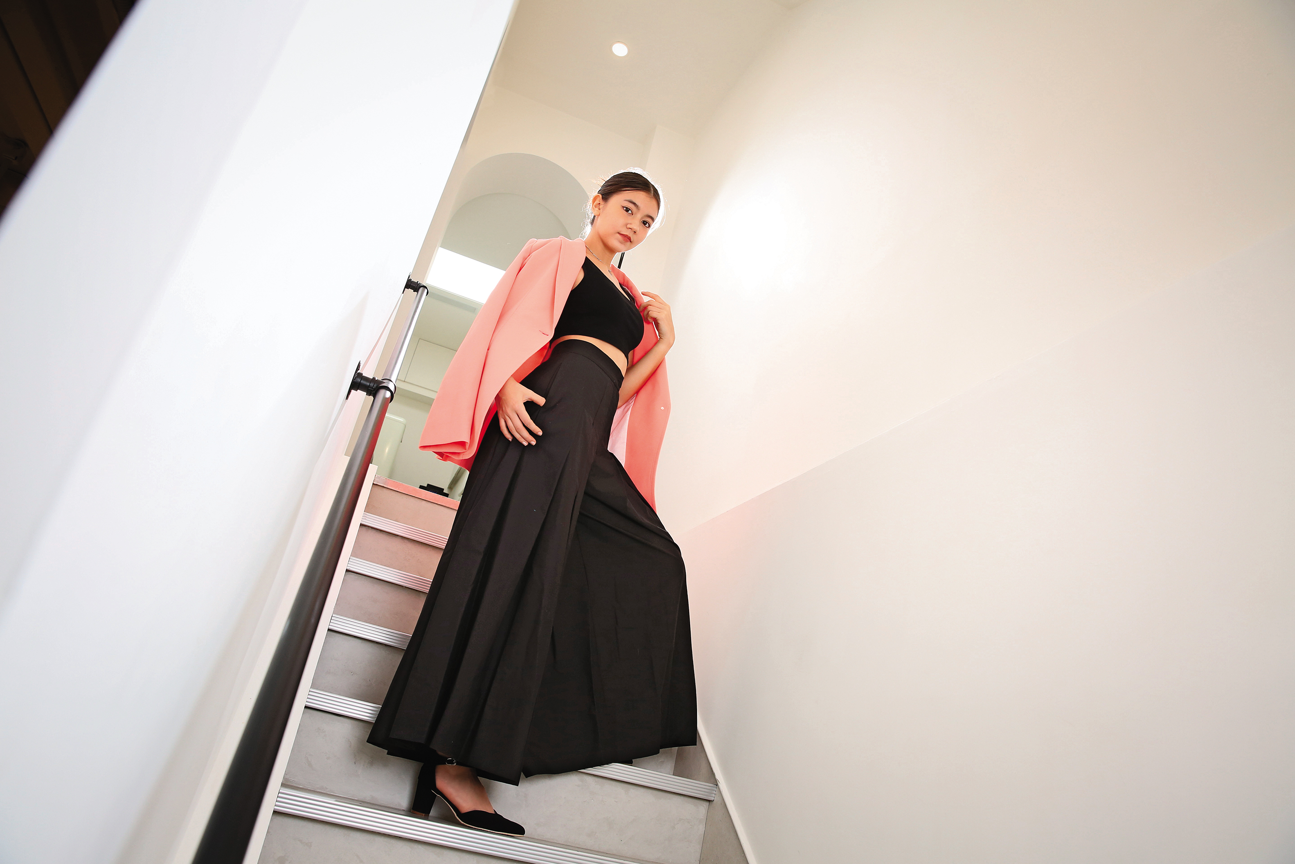 十八歲的吳若瑄是童星出身，如今長大了，美麗依舊，決定重返演藝圈發展。