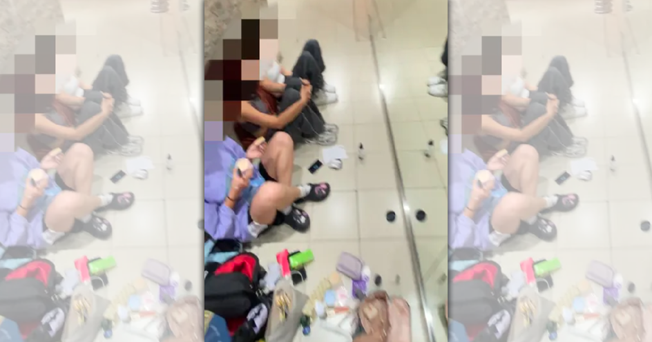 有網友遇到一群少女坐在百貨公司廁所通道的地板上化妝，還態度囂張。（翻攝自《Dcard》）