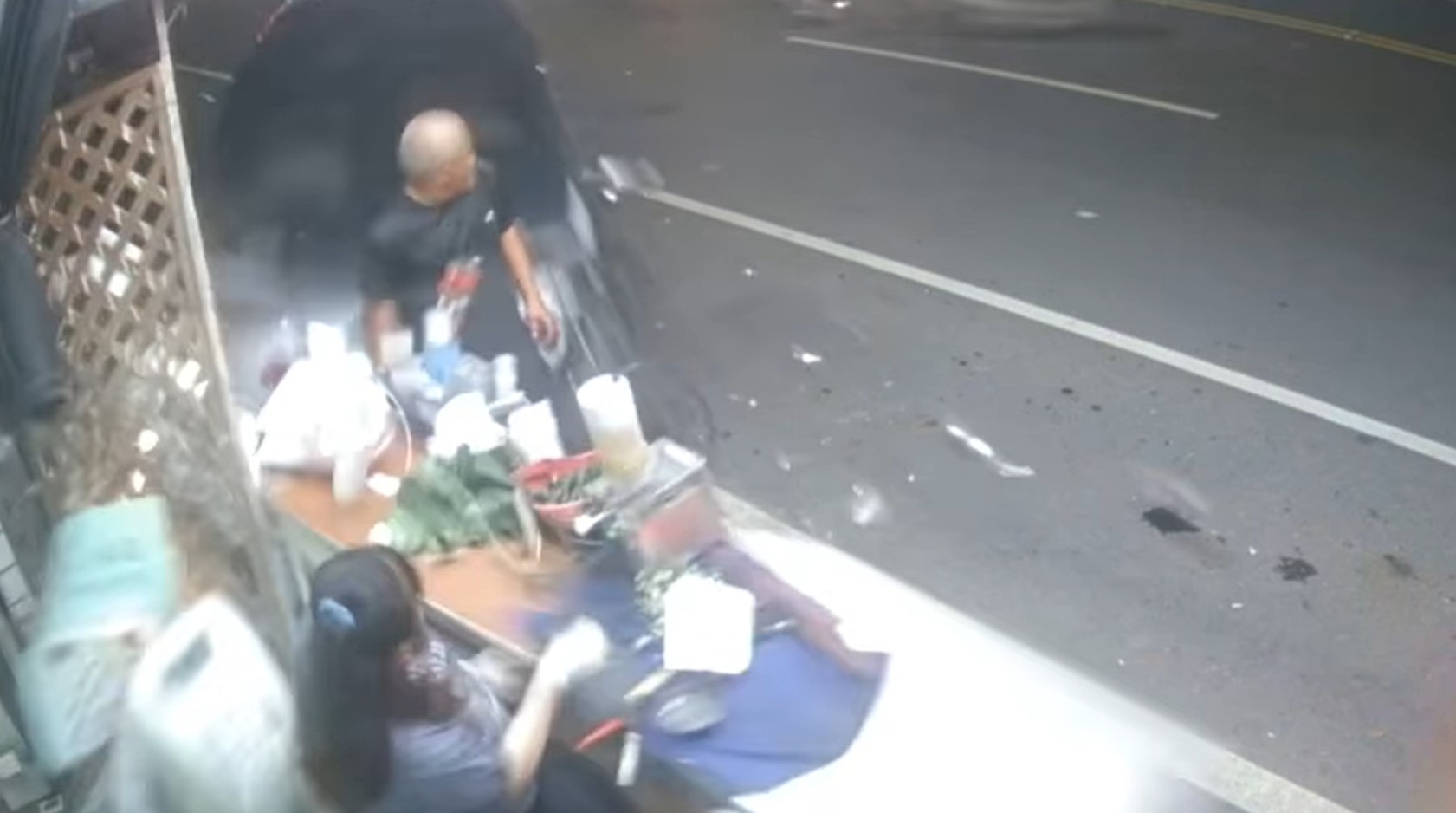 嘉義市9日深夜發生一起恐怖車禍，失控小轎車將路邊檳榔攤剷平，造成2人受傷。（翻攝畫面）