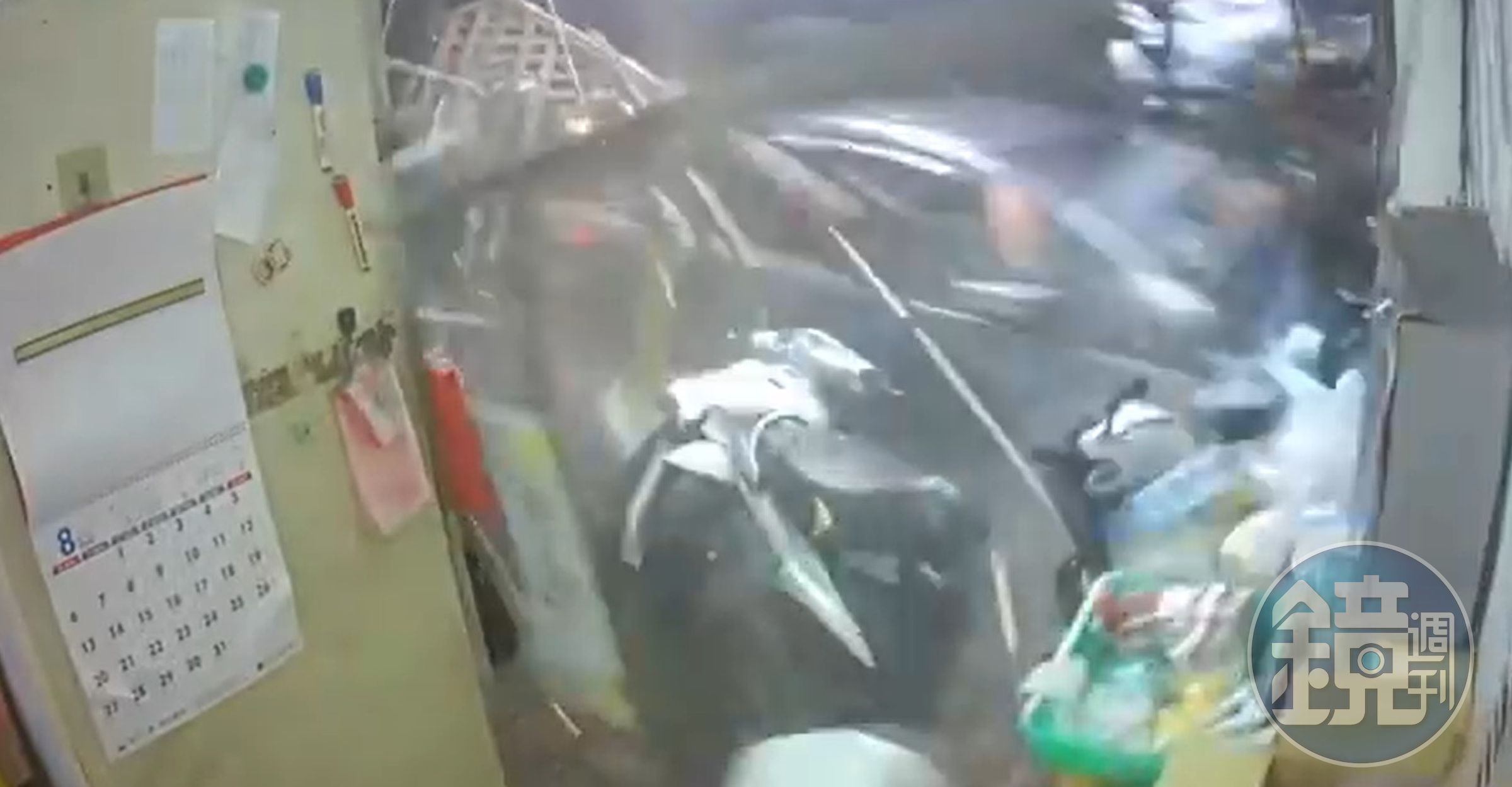 嘉義市9日深夜發生一起恐怖車禍,失控小轎車將路邊檳榔攤剷平,造成2人受傷。(翻攝畫面)