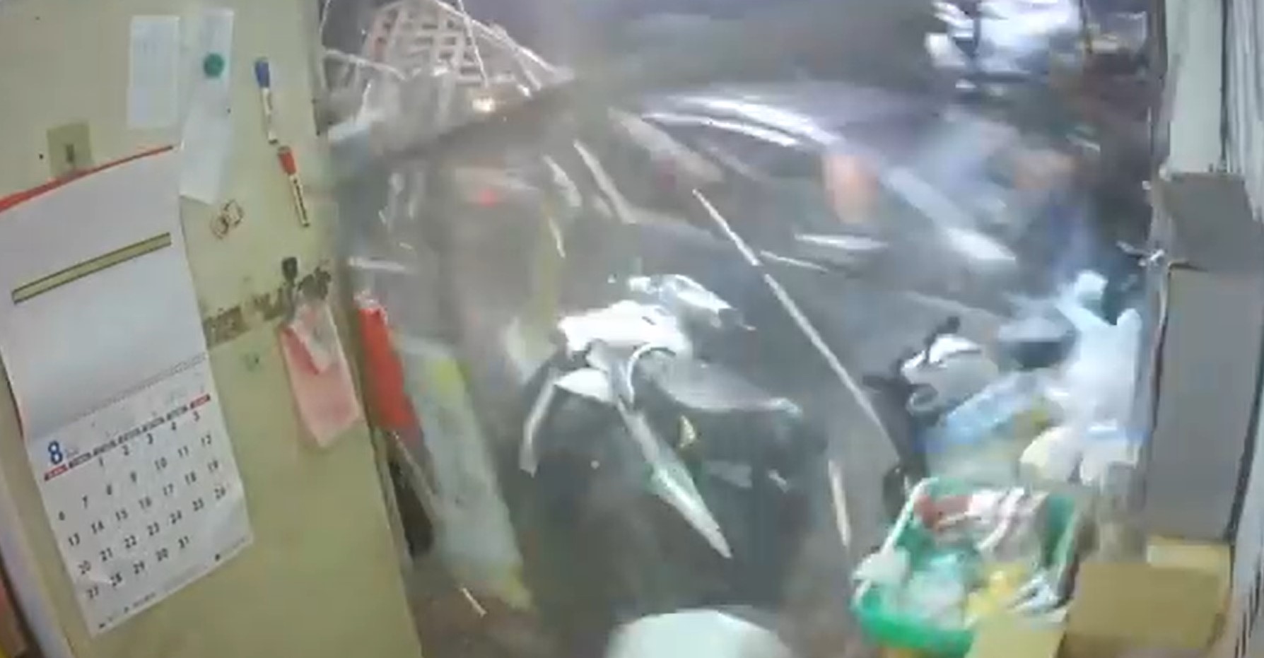 嘉義市9日深夜發生一起恐怖車禍，失控小轎車將路邊檳榔攤剷平，造成2人受傷。（翻攝畫面）