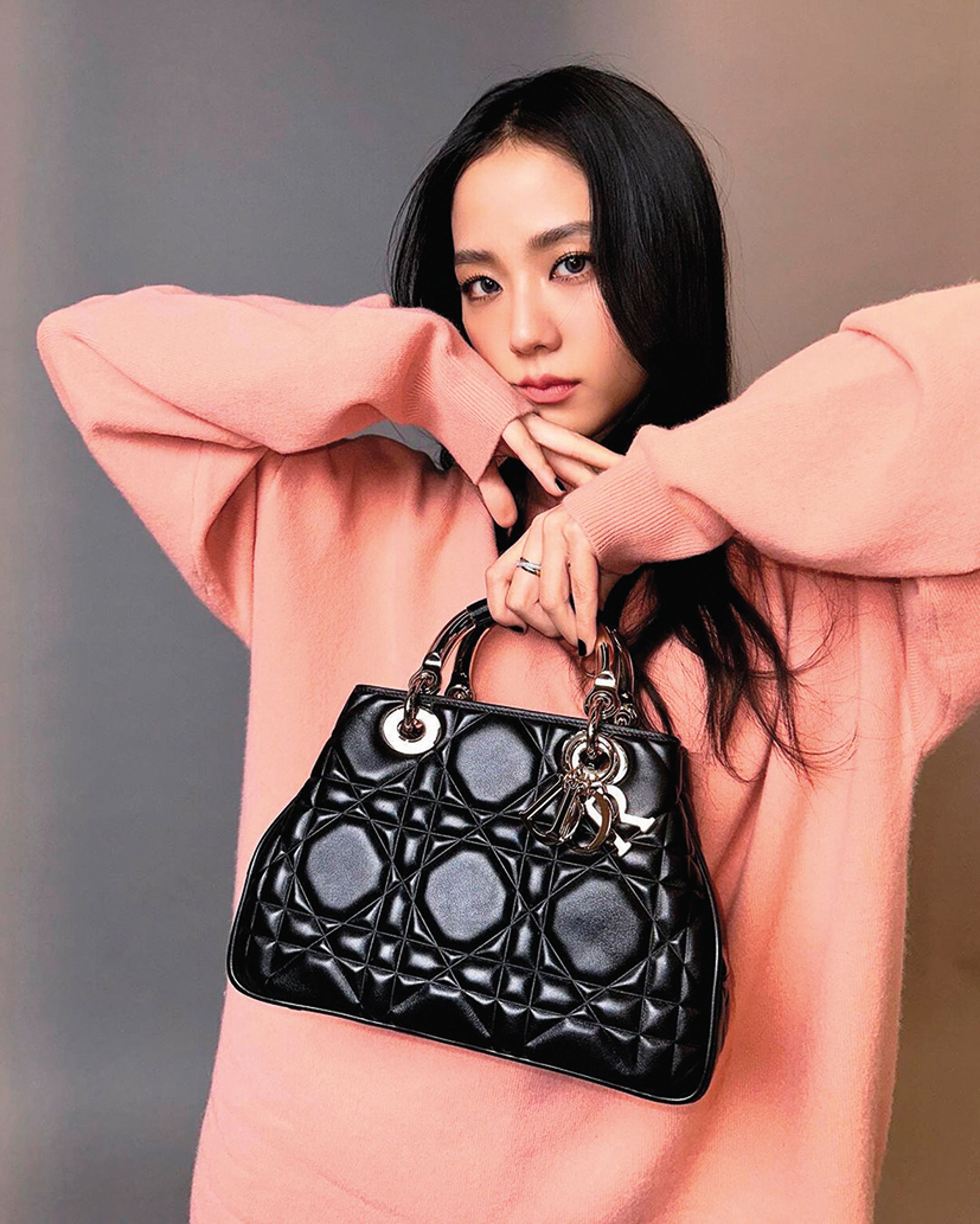 Lady 95.22重塑Lady Dior的輪廓,由品牌大使Jisoo(金智秀)演繹。(Dior提供)