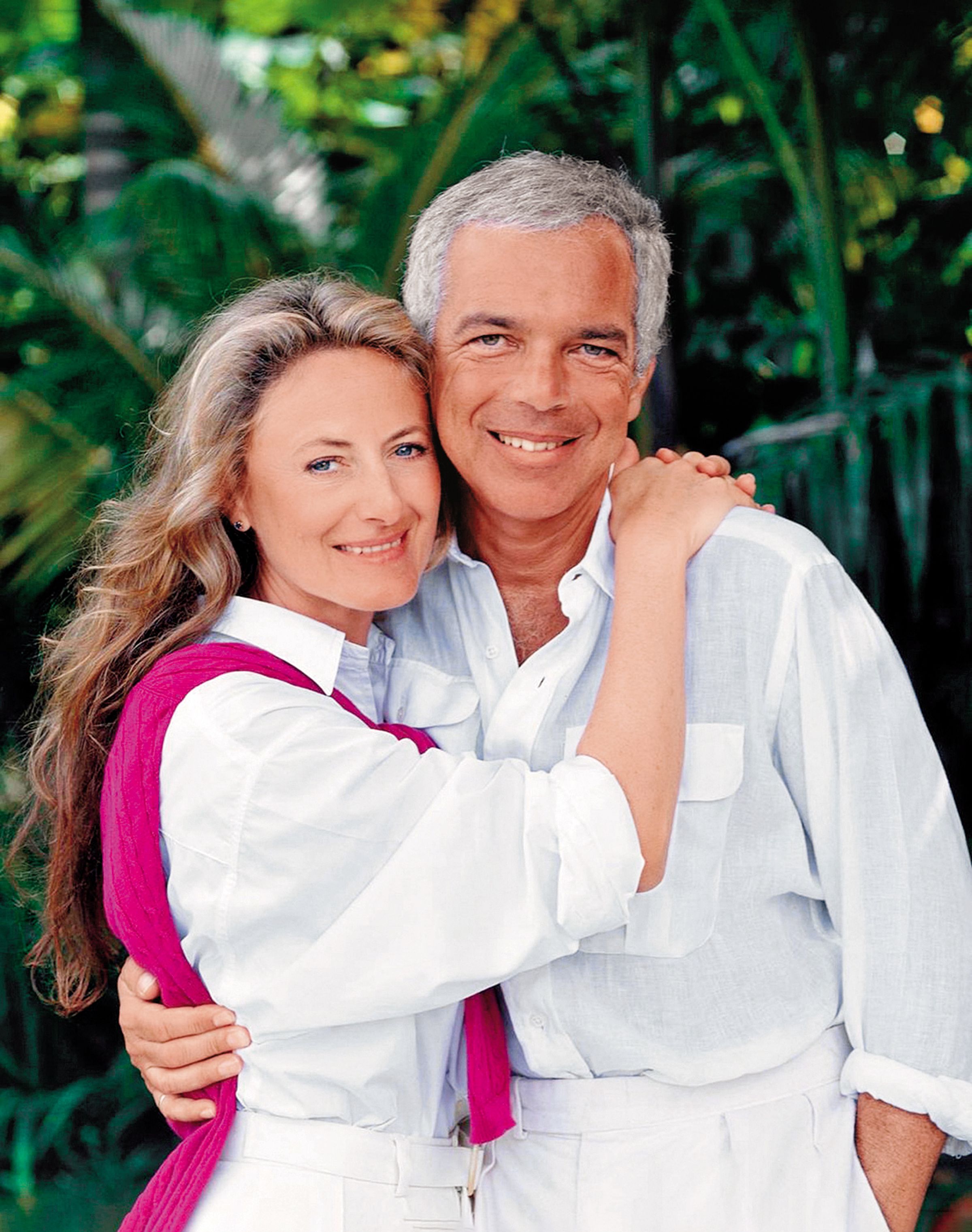 雷夫羅倫(右)與夫人瑞姬(左)結婚60年,仍鶼鰈情深。(翻攝自Ralph Lauren IG)