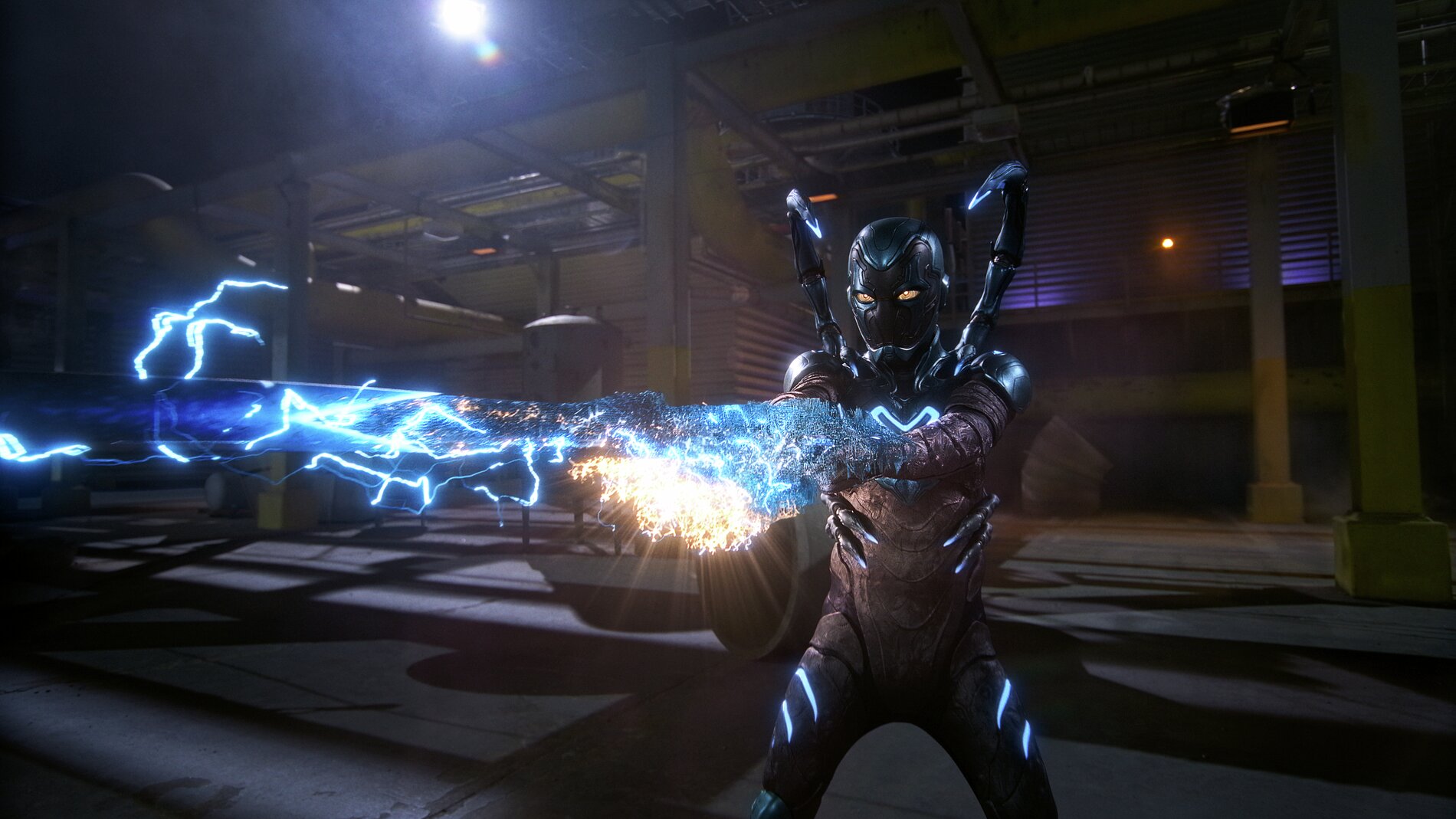 《藍甲蟲》有一身耀眼的盔甲，但其實是3D列印的成果，完美地與數位特效合成，充滿了外星文化的特色。（華納兄弟提供）