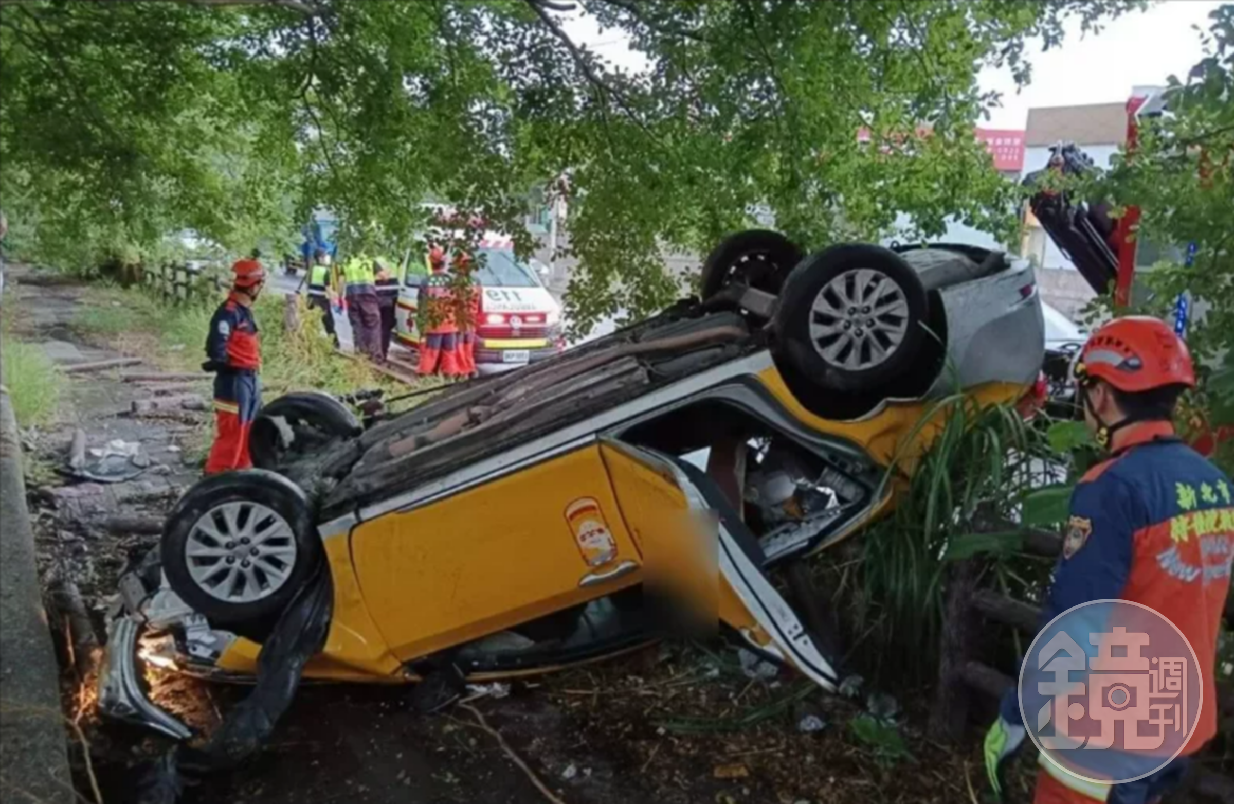 陳姓駕駛開計程車載客，不慎打滑導致自撞路邊護欄後翻覆。（翻攝畫面）