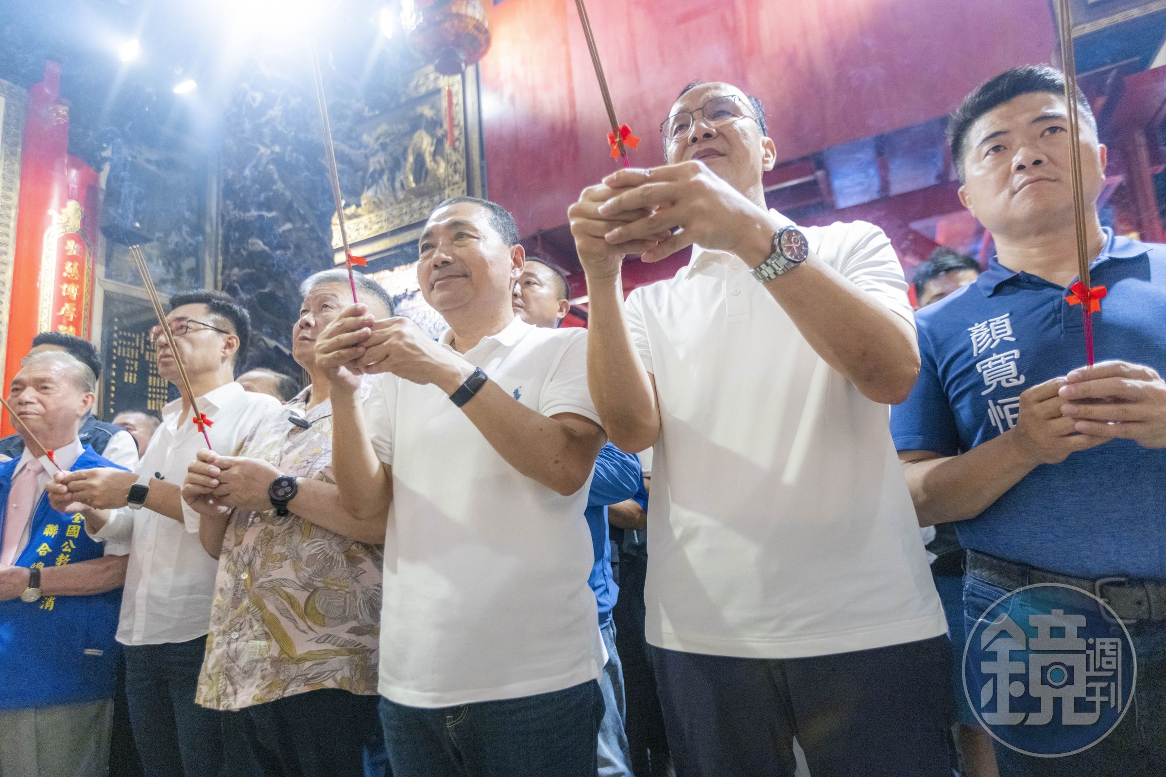 在國民黨主席朱立倫、前主席江啟臣的陪同下,侯友宜今前往大甲鎮瀾宮參拜。(侯友宜競選辦公室提供)