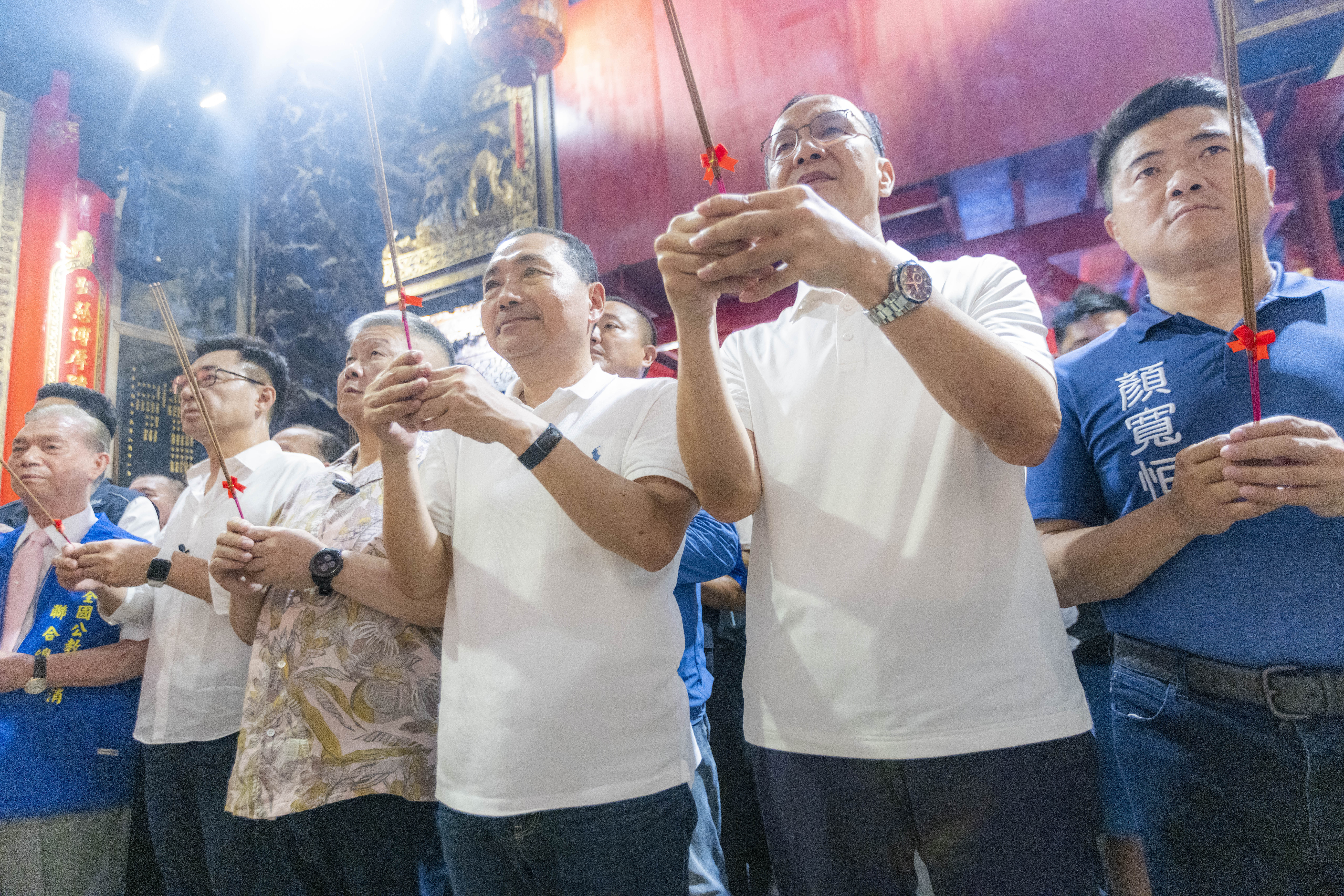在國民黨主席朱立倫、前主席江啟臣的陪同下，侯友宜今前往大甲鎮瀾宮參拜。（侯友宜競選辦公室提供）