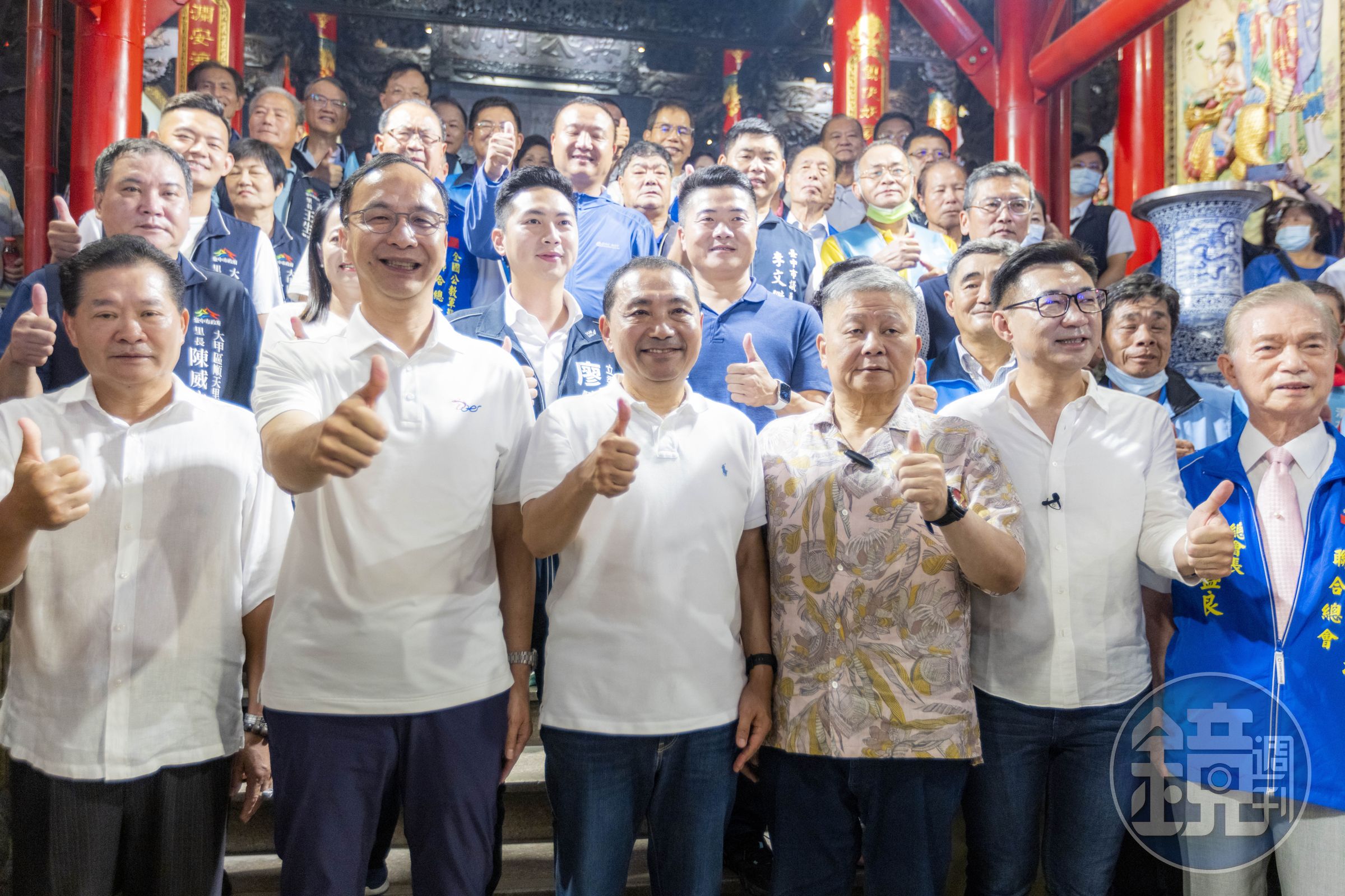 侯友宜今前往大甲鎮瀾宮參拜,也與鎮瀾宮董事長顏清標、立委參選人顏寬恒等人合體。(侯友宜競選辦公室提供)