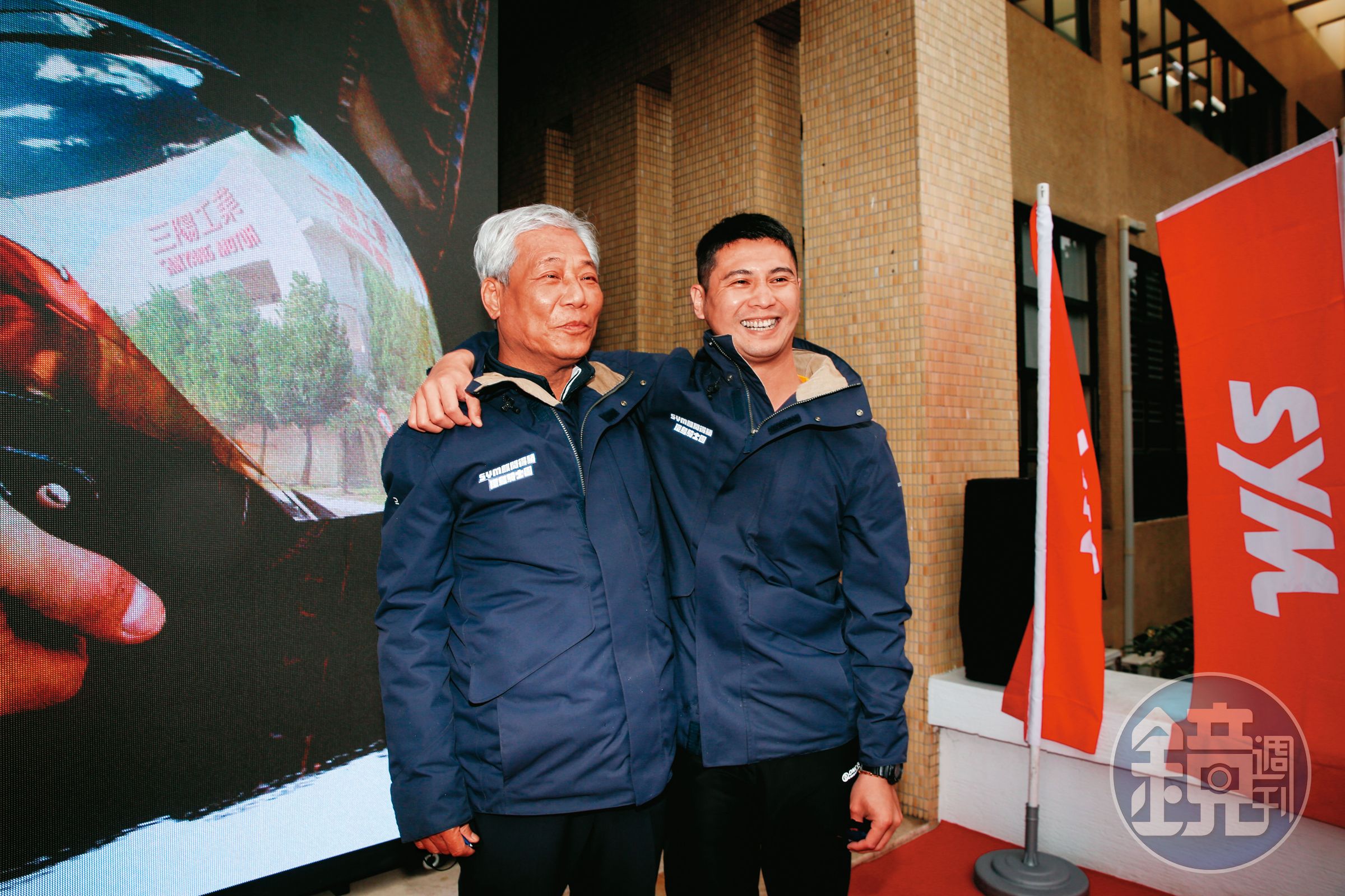 吳奕成(右)主導8人小組成功逆襲光陽,讓父親吳清源(左)趁勢啟動三陽接班。