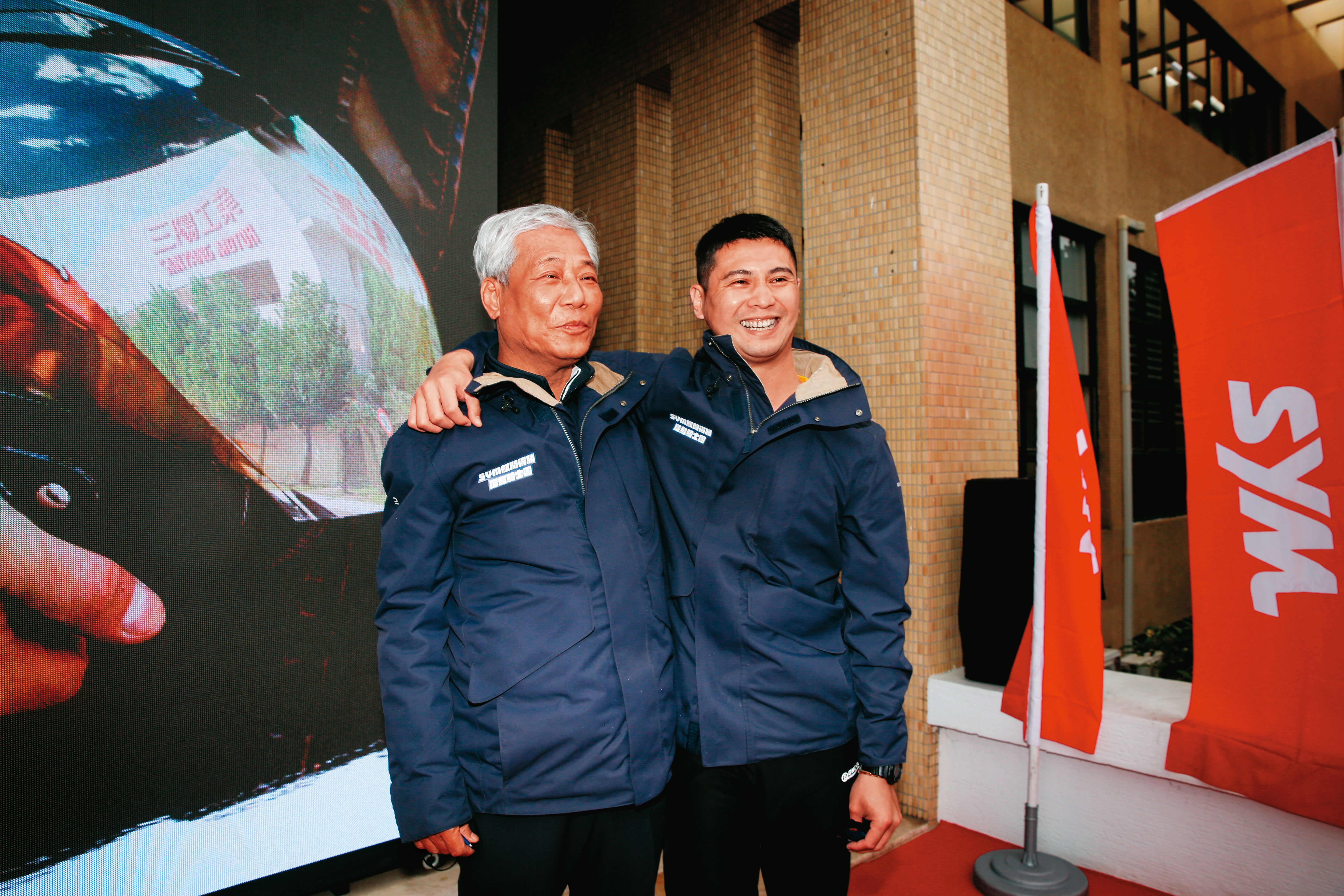 吳奕成（右）主導8人小組成功逆襲光陽，讓父親吳清源（左）趁勢啟動三陽接班。