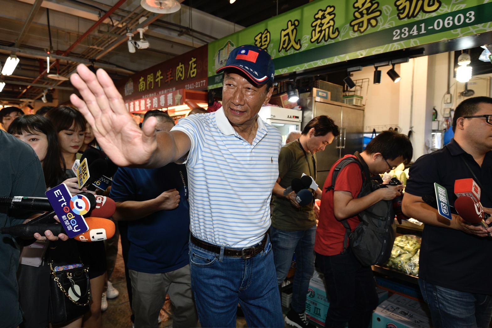 李艷秋建議動作頻頻卻始終不表態的郭台銘放下身段，認清自己的政治實力。