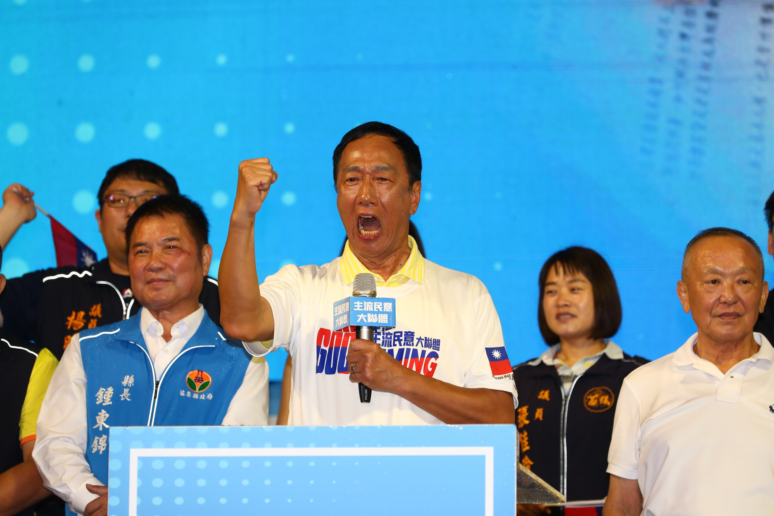 李艷秋建議動作頻頻卻始終不表態的郭台銘放下身段，認清自己的政治實力。