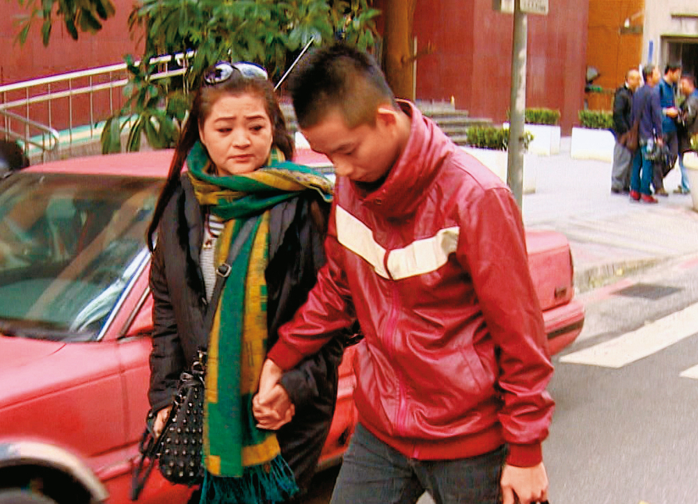 易寶宏（右）是資深藝人易淑寬（左）的獨子，目前已被移回一般監獄服刑。（東森新聞提供）