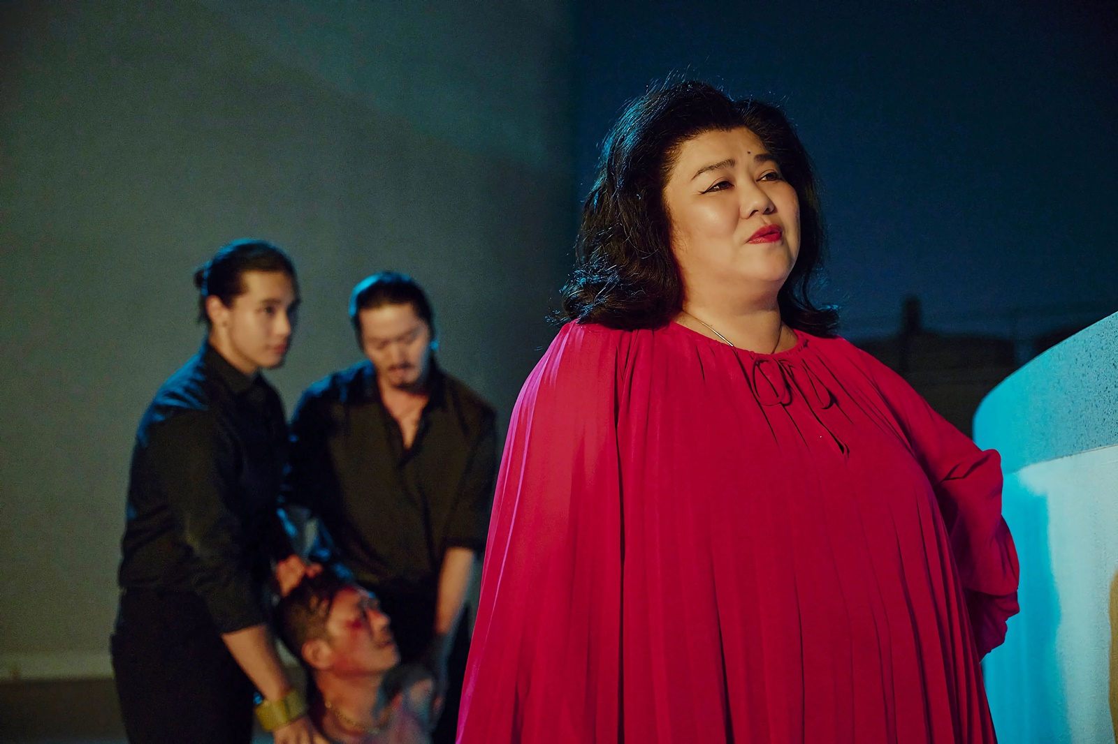 林美秀在片中處事心狠手辣、氣場全開，耍狠起來把郭泓志也嚇得發抖。（CATCHPLAY提供）