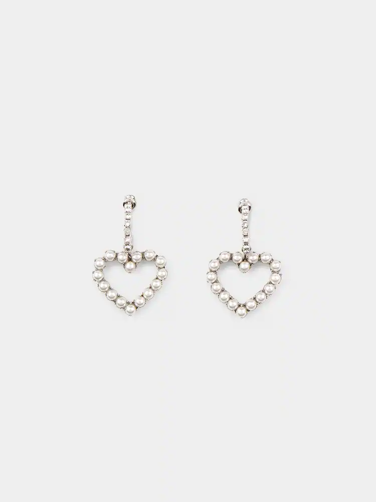 同場加映：LOVE PEARLS愛心珍珠水晶鍊耳環。NT$20,000（迪生提供）