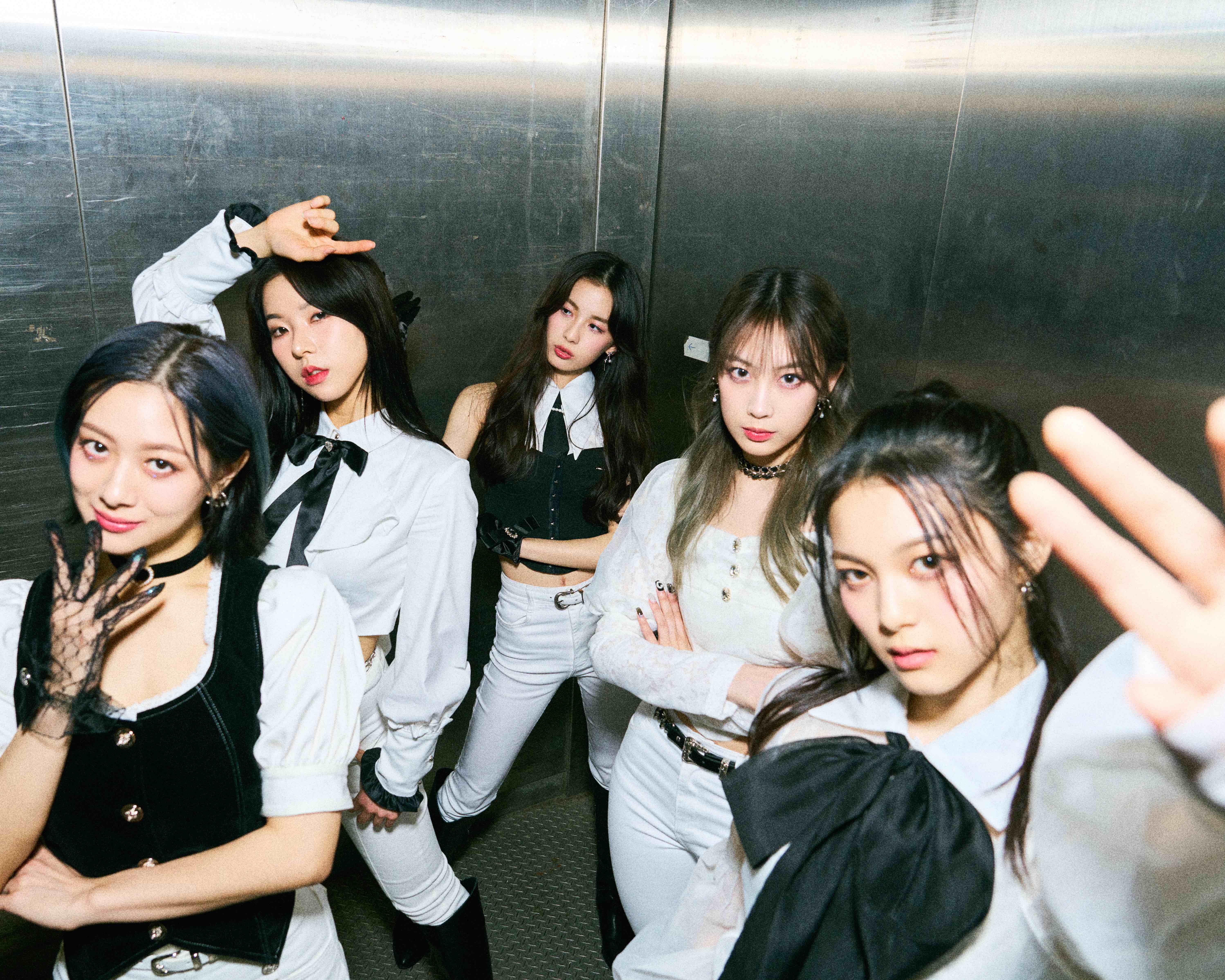 GENBLUE 幻藍小熊獲《FIBA世界盃2023熱身賽》邀請，為自世界各地的籃球選手們在場應援，新歌〈CHECKMATE〉也是賽事主題曲。左起XXIN、Ayeon、毓、Bido、許媛媛（天空娛樂提供）