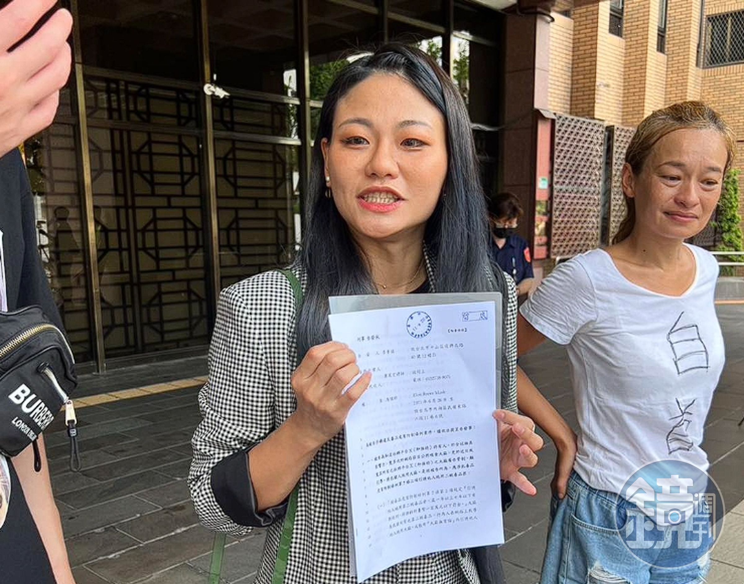 李菁琪今依法務部見解，向北檢遞狀告發馬斯克公然施用毒品。（翻攝自臉書麻煩找菁琪律師）