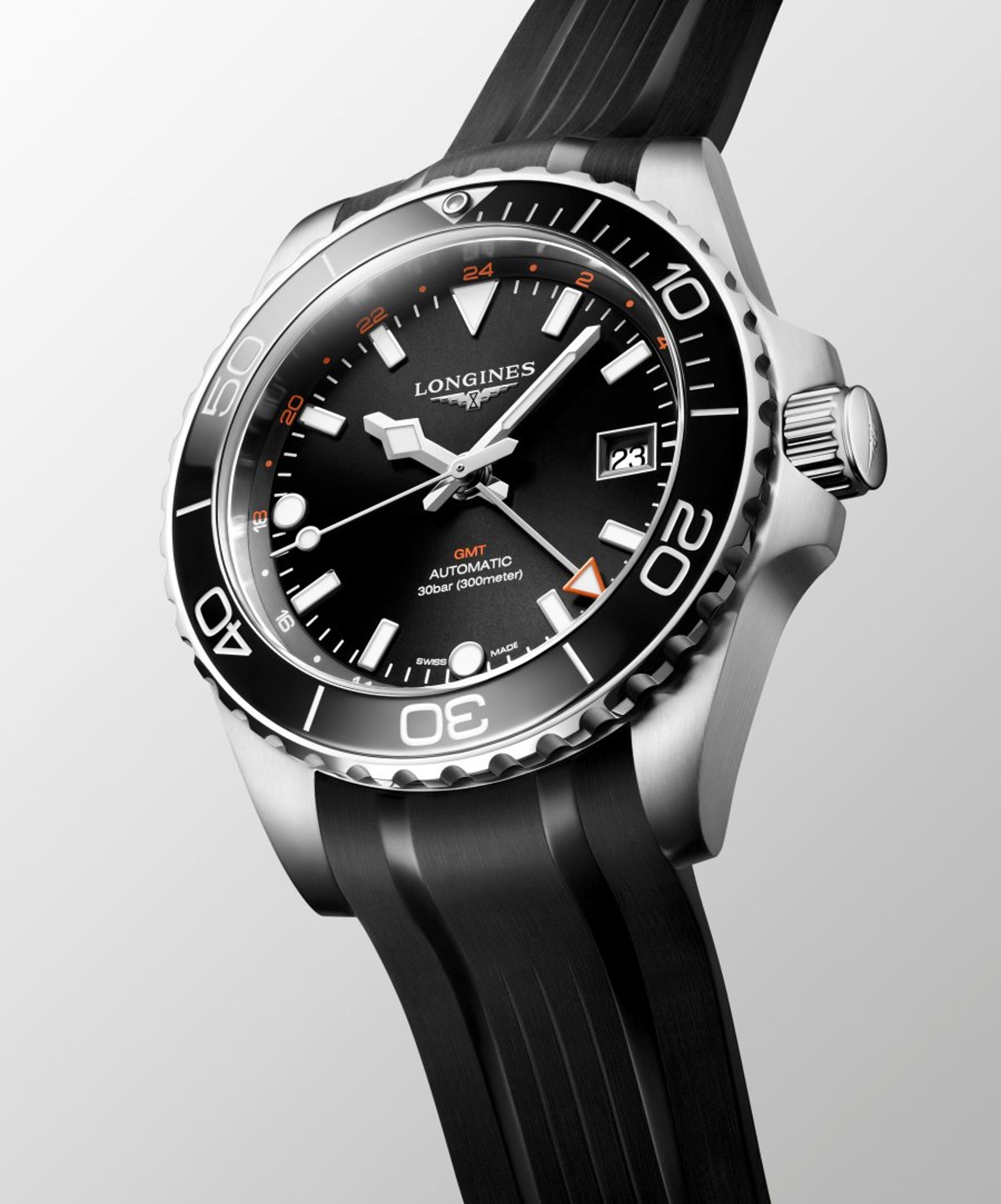 浪琴(LONGINES)把熱銷錶款「浪鬼」HydroConquest深海征服者潛水錶,與「真兩地時間功能」L844.5機芯結合,並同時推出四種顏色版本,是近期鐘錶市場最具賣相的話題作品之一。定價約NT$89,900(橡膠錶帶款)。