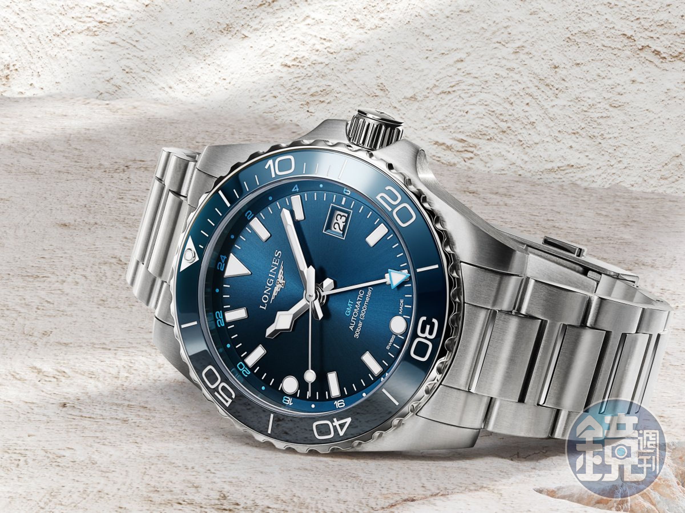 浪琴(LONGINES)把熱銷錶款「浪鬼」HydroConquest深海征服者潛水錶,與「真兩地時間功能」L844.5機芯結合,並同時推出四種顏色版本,是近期鐘錶市場最具賣相的話題作品之一。定價約NT$89,900(精鋼鍊帶款)。