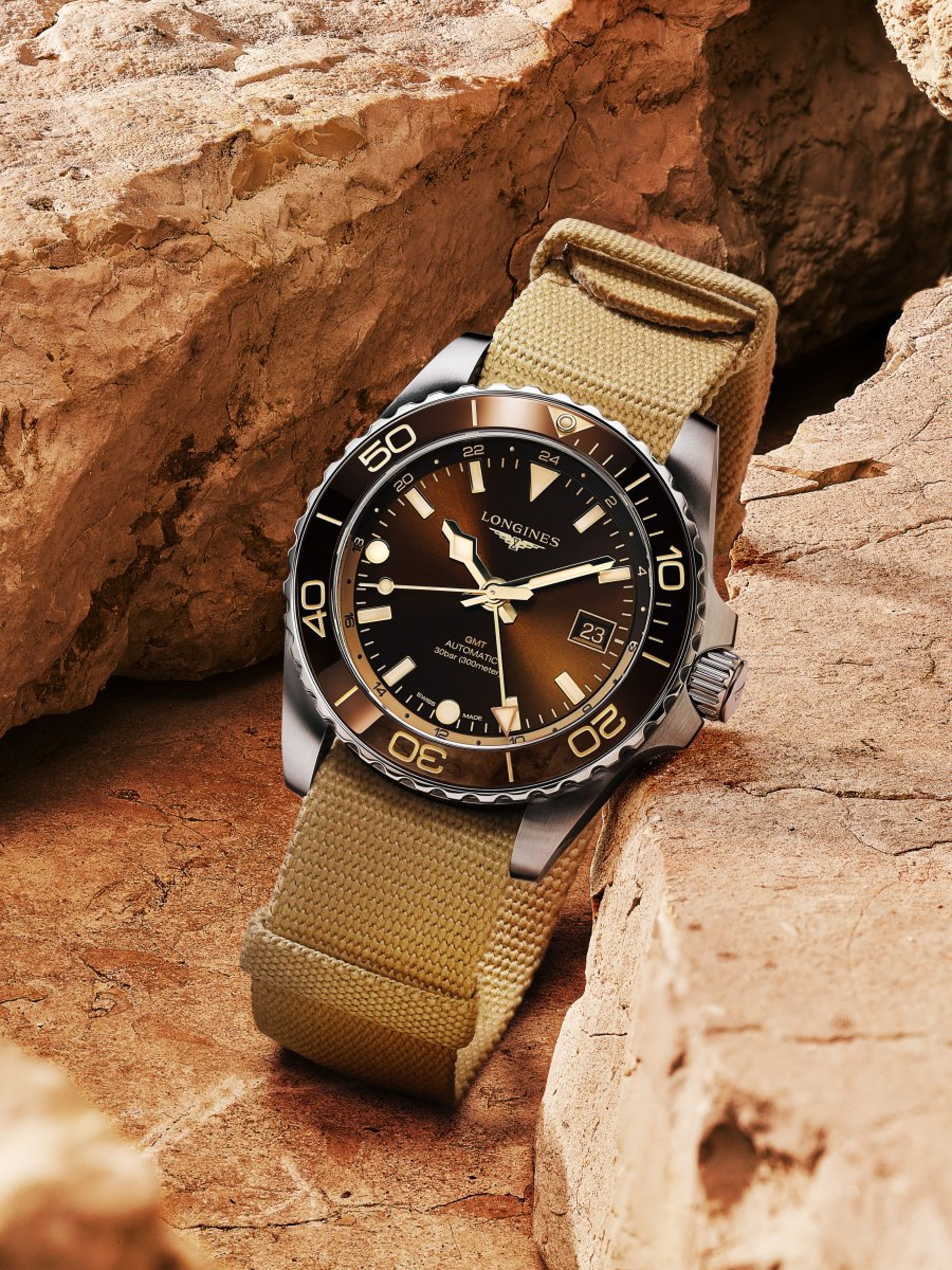 浪琴(LONGINES)把熱銷錶款「浪鬼」HydroConquest深海征服者潛水錶,與「真兩地時間功能」L844.5機芯結合,並同時推出四種顏色版本,是近期鐘錶市場最具賣相的話題作品之一。定價約NT$86,400(NATO纖維帶款)。