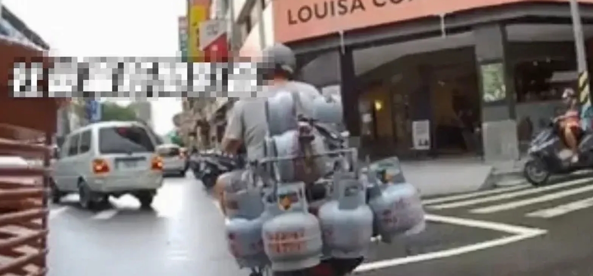 瓦斯工人違規超載瓦斯又抽菸，將被依法開單。（翻攝畫面）