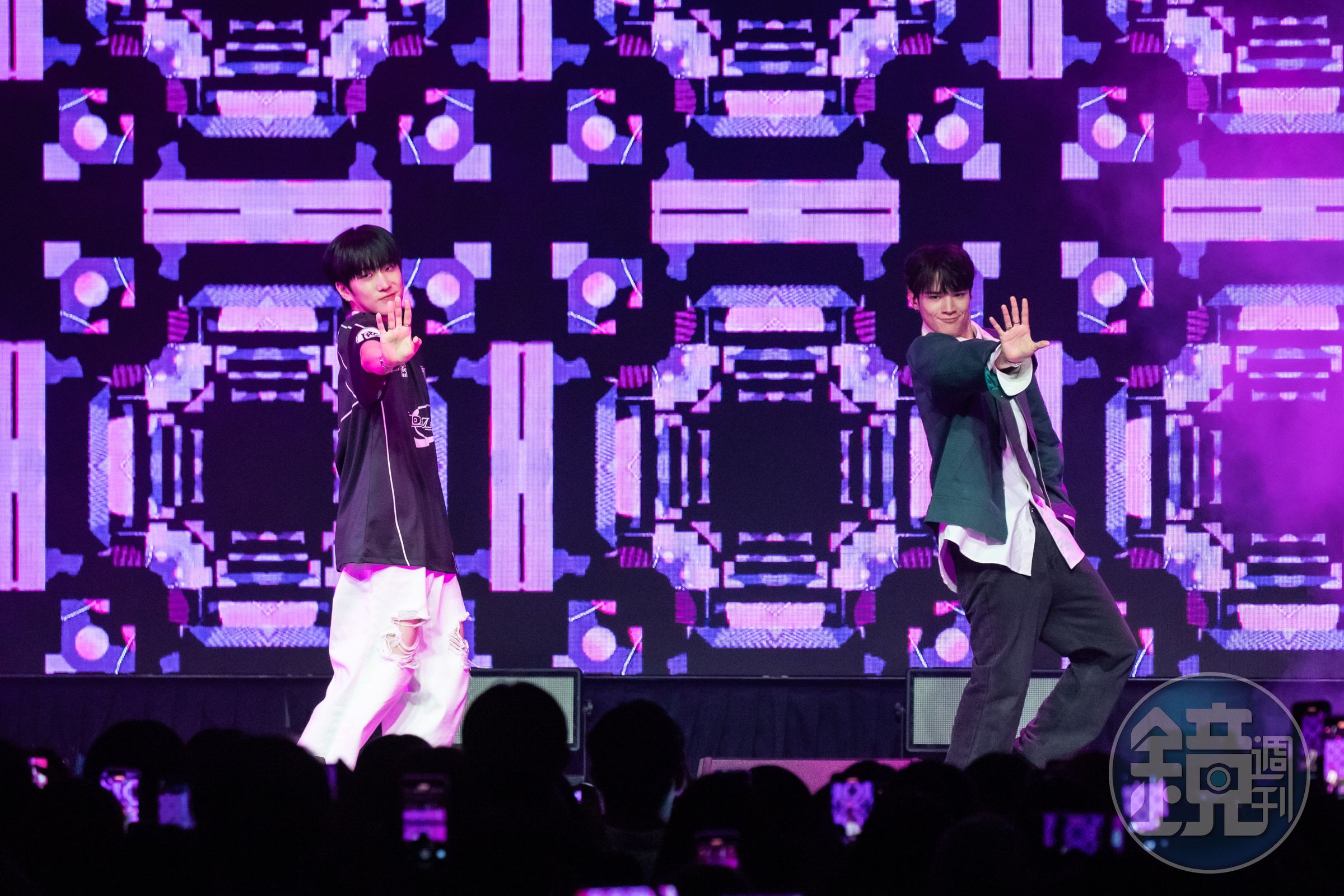 JAY與尹鐘佑合體表演〈LOVE ME RIGHT〉。(ON INN ASIA 提供)