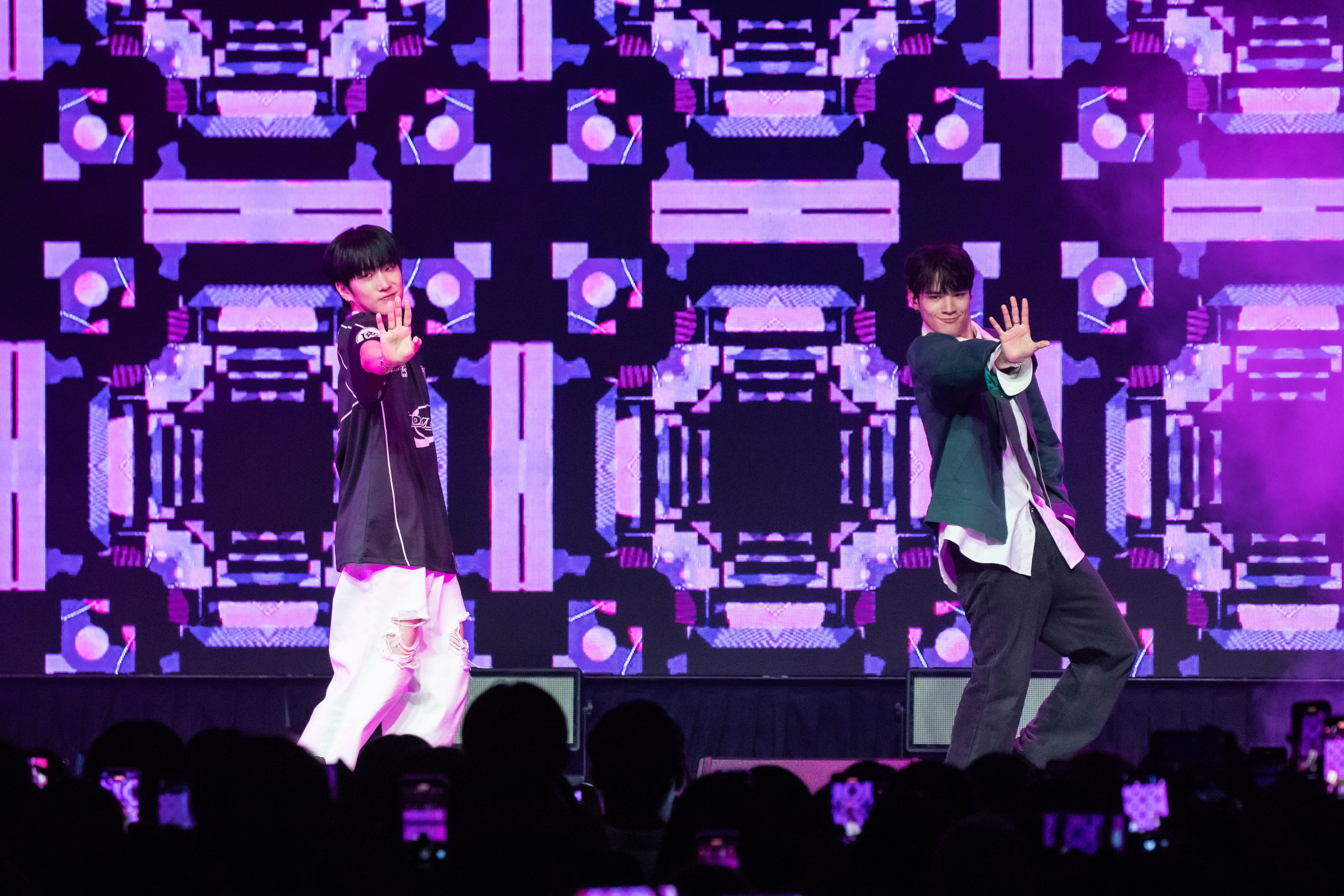 JAY與尹鐘佑合體表演〈LOVE ME RIGHT〉。(ON INN ASIA 提供)