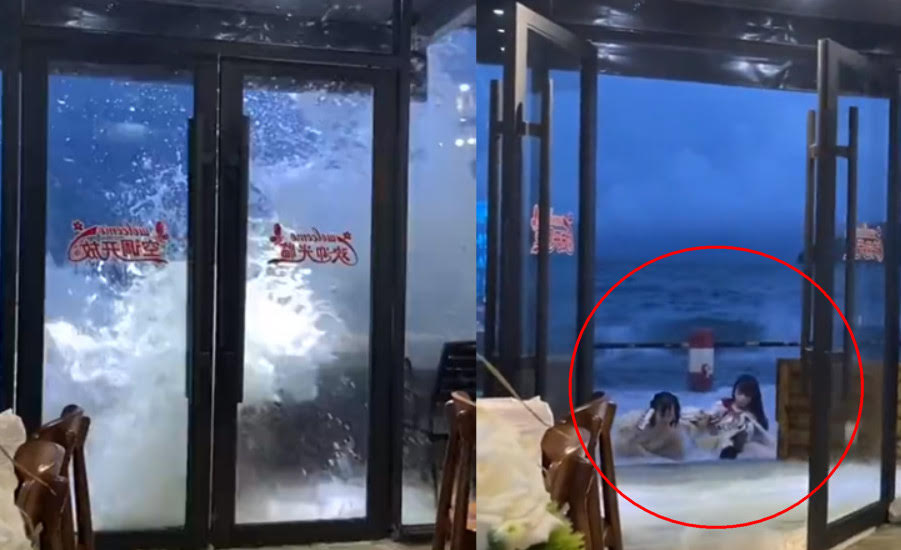 兩個年輕女生被浪花捲到餐廳門口，模樣十分狼狽。（翻攝微博）