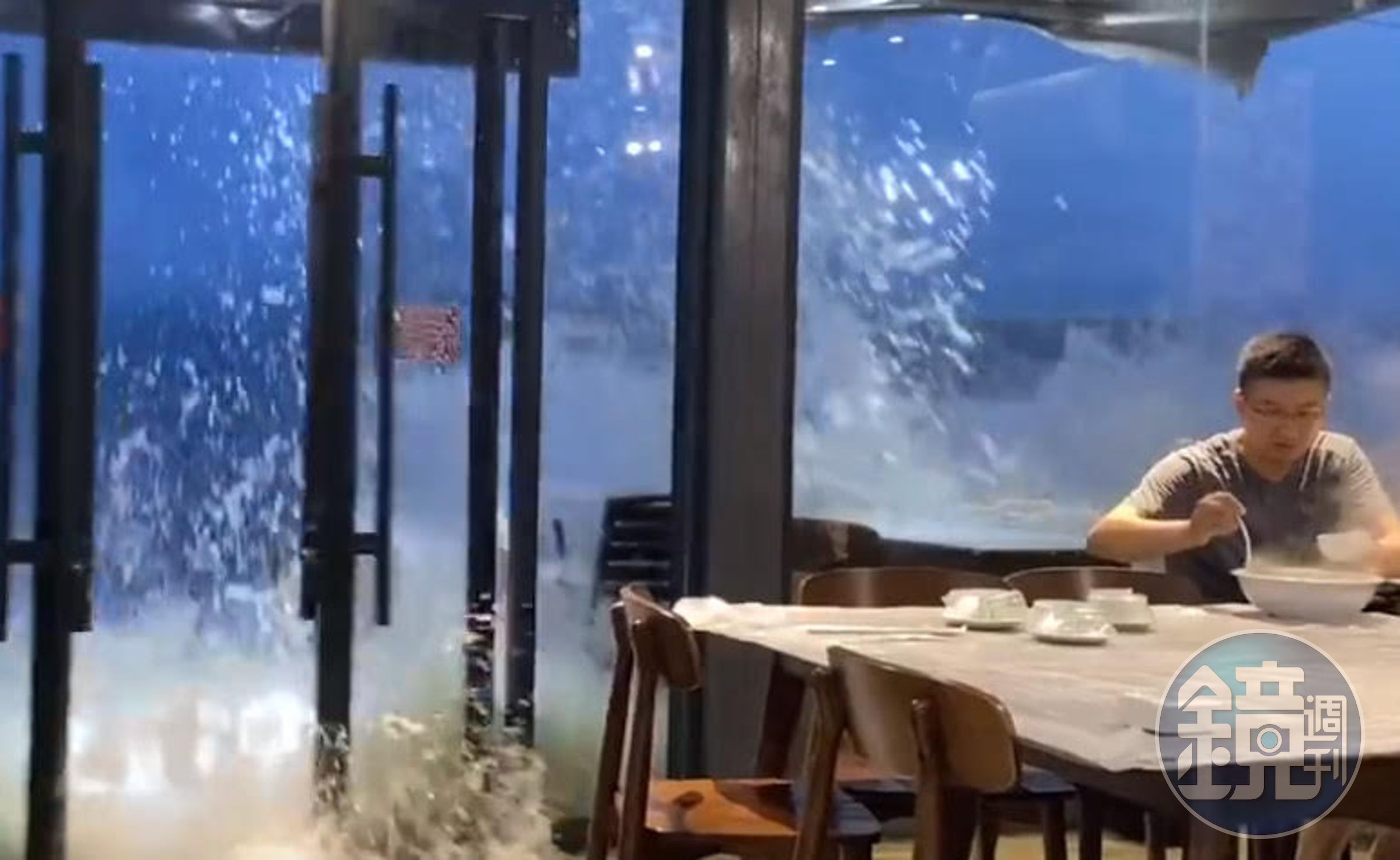 民眾在潿洲島海景餐廳用餐,突然間有道巨浪撞開大門。(翻攝微博)