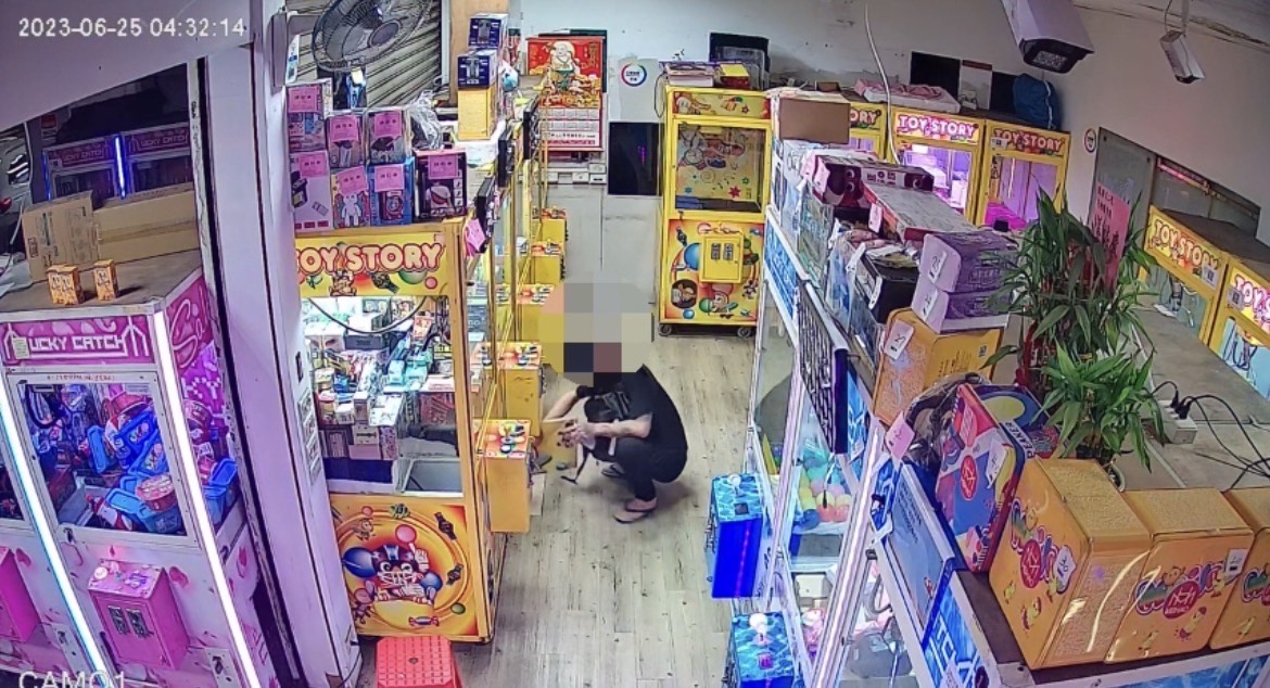 夾娃娃機大盜偷零錢全被監視器錄下。（翻攝畫面）