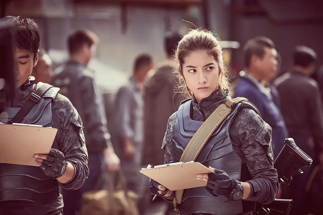 瑞瑪席丹在好萊塢片《狂怒沙暴》飾演救援護送隊成員，展現了不凡的動作身手。（彥恩國際提供）