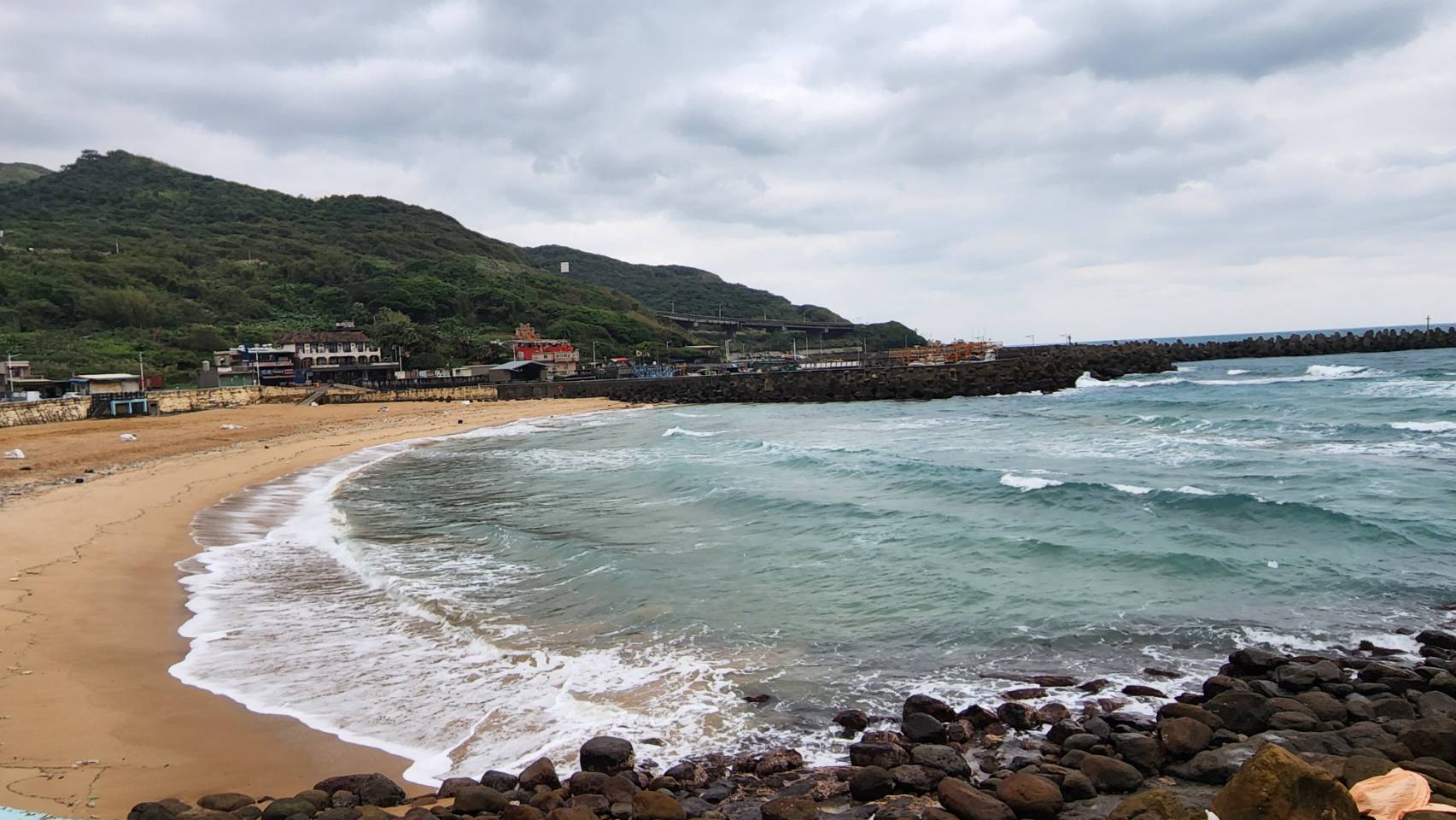 大武崙沙灘12日先後發生3起溺水意外，造成3人死亡，基隆市府宣布即起暫停開放一週。（基隆市政府提供）