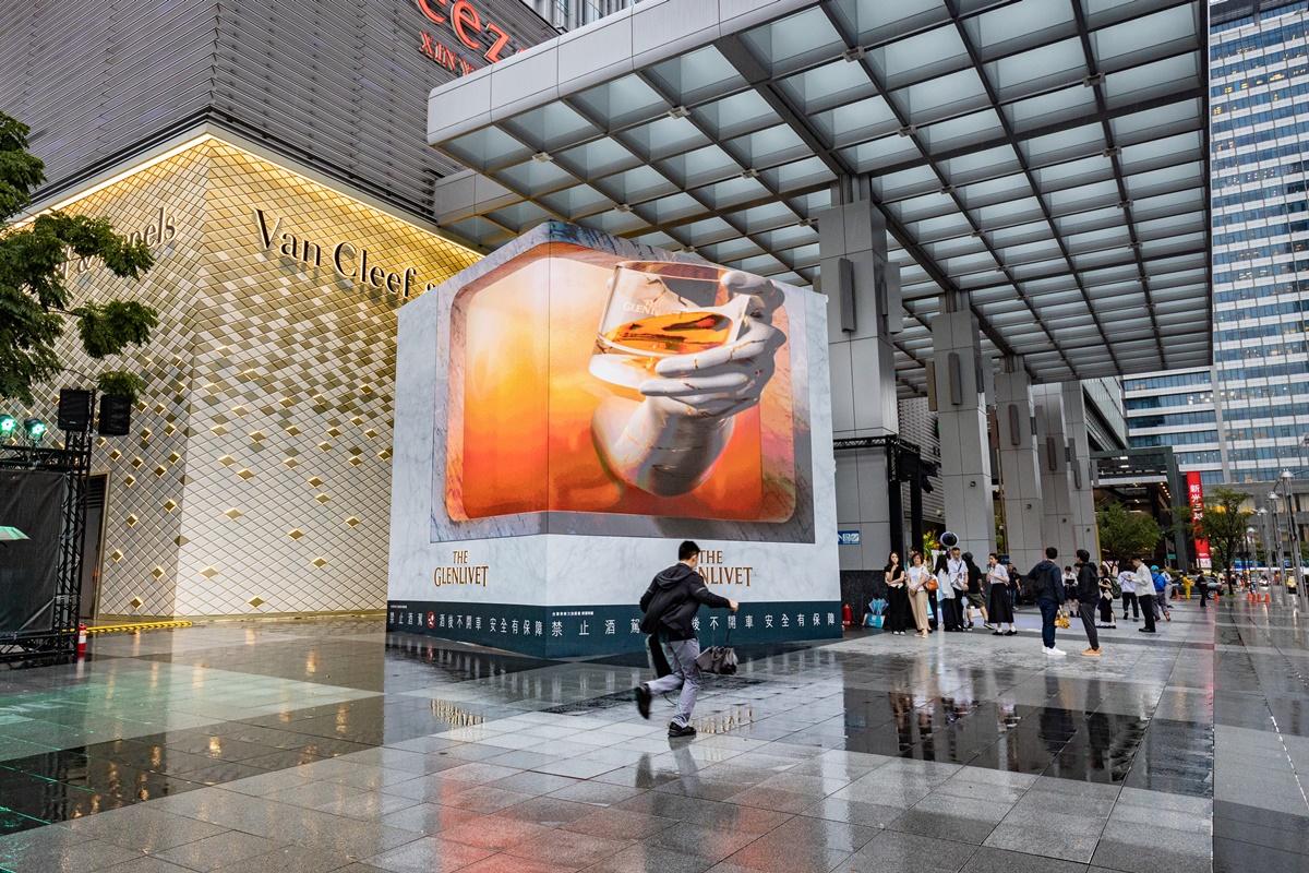 保樂力加旗下的威士忌品牌「格蘭利威」為宣傳「12年首席三桶」，在台北信義區打造為期一週的「三立方」行動酒吧。