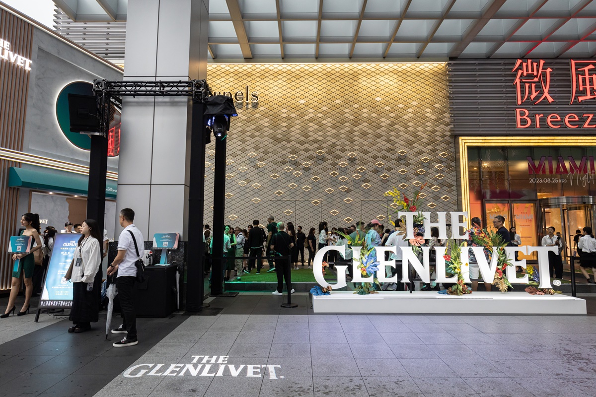 只要看到大大的「格蘭利威」（The Glenlivet）字樣，就知道行動酒吧在此開跑了。