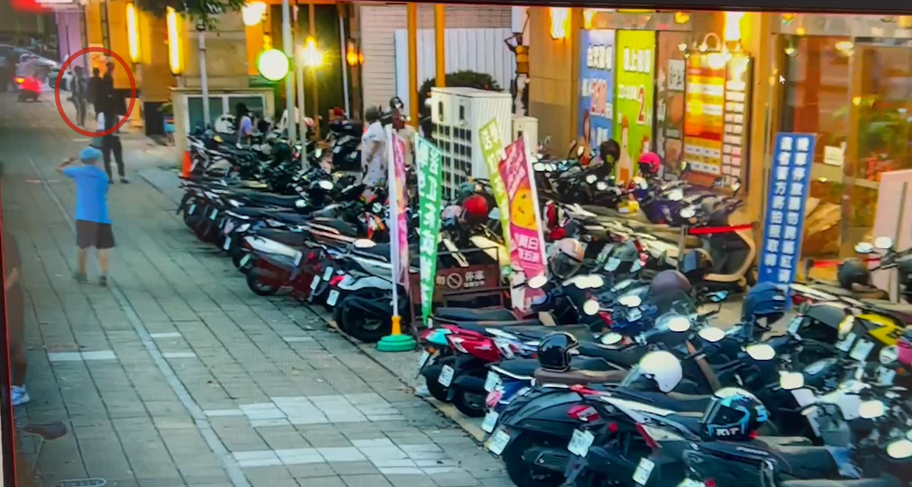 高雄知名冰店遭男子砸店，警方隨即逮捕2嫌。（翻攝畫面）