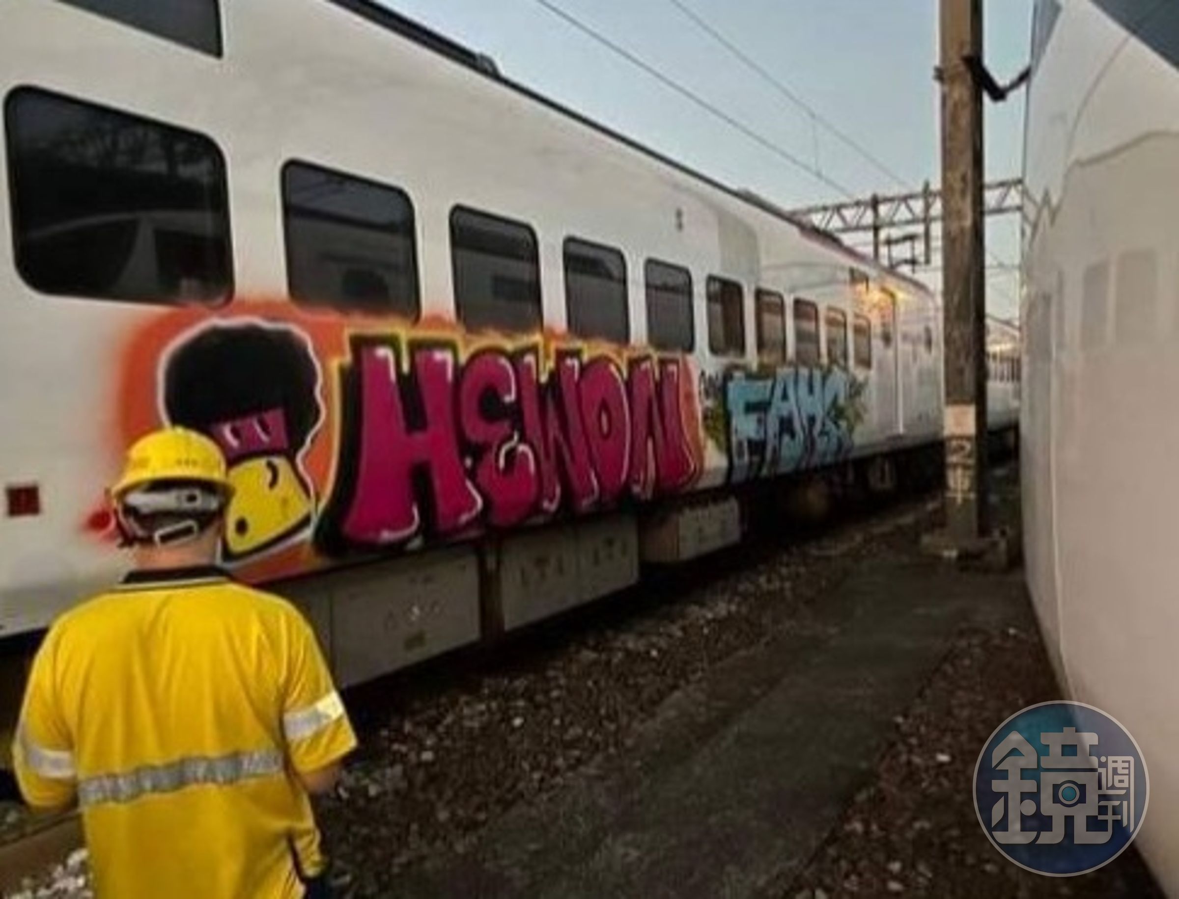 台鐵上月13日一輛新自強號列車外觀遭不明人士塗鴉。(翻攝照片)