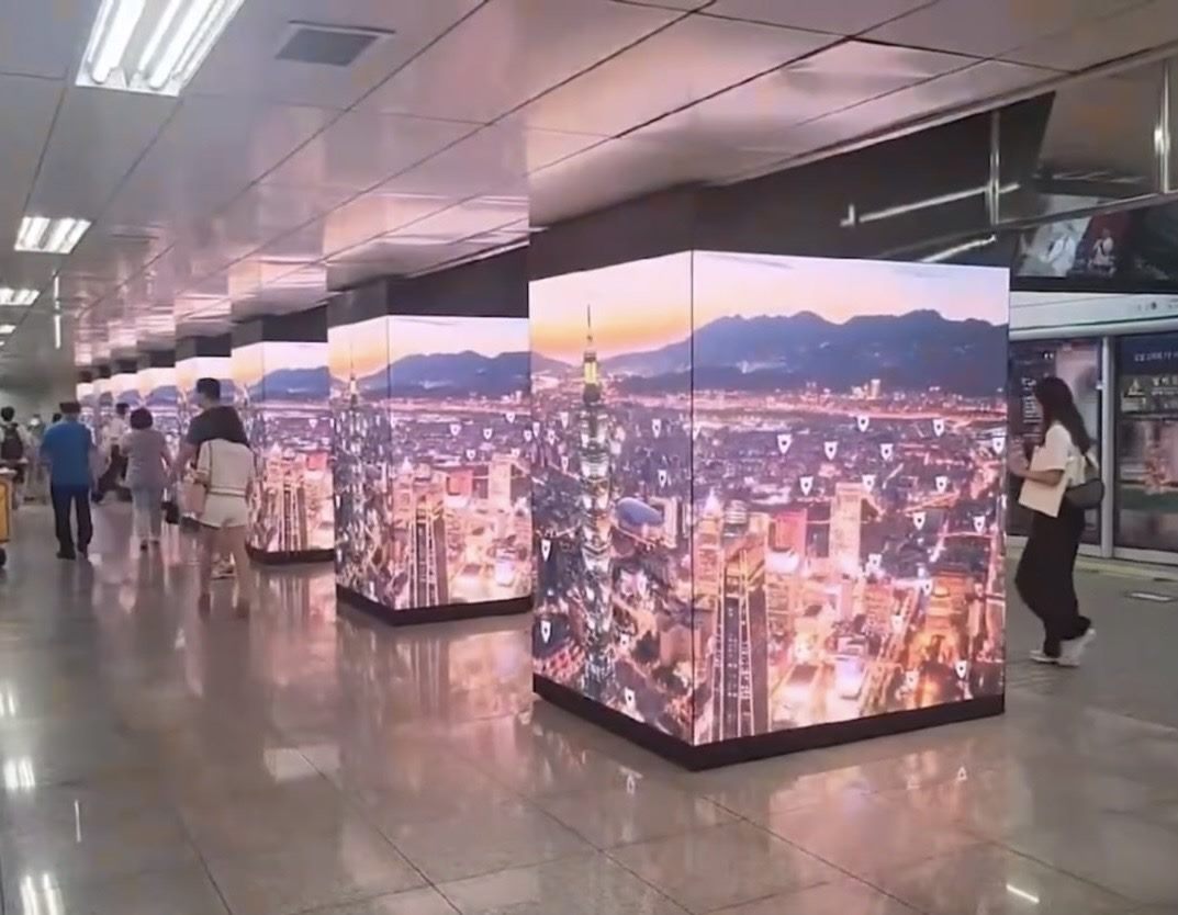 廣告影片以空拍視角環繞台北101大樓展現台北市景,循環呈現台北從白天到傍晚、夜晚至白天的樣貌。(北市觀傳局提供)