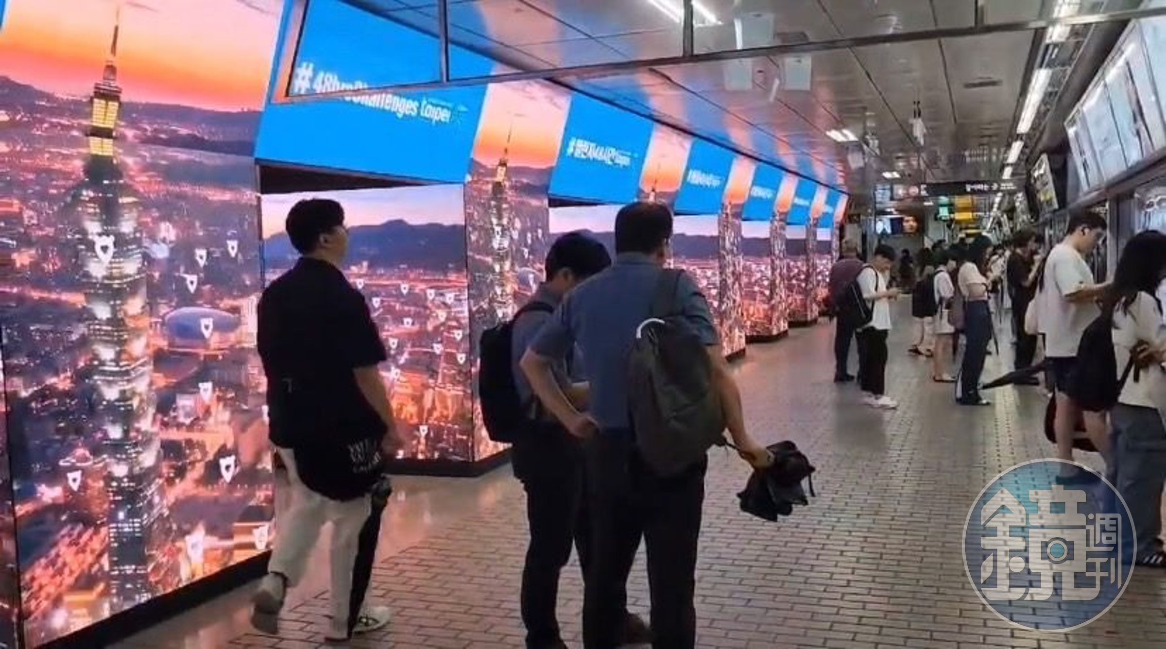 北市觀傳局在首爾江南地鐵站打造「台北城市光廊道」,力邀韓國旅客來訪台北。(北市觀傳局提供)