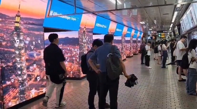 北市觀傳局在首爾江南地鐵站打造「台北城市光廊道」，力邀韓國旅客來訪台北。（北市觀傳局提供）